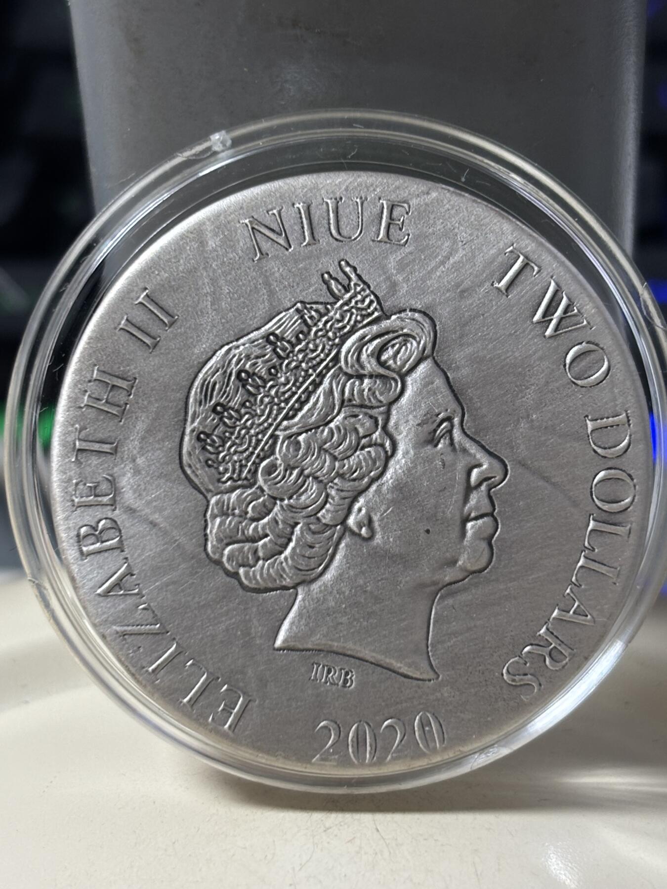 第184期拍卖 纽埃2020年花卉系列荷花镶嵌大颗水晶露珠仿古1盎司银币，999银，发行500枚