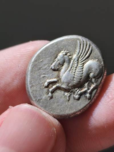 典藏精品重器！古希腊科林斯城邦斯塔特大银币8.54g，正面雅典娜科林斯盔头像，背面双翼飞马珀伽索斯，非常漂亮，难得的品相，干净利索带有令人愉悦的彩色包浆，艺术性极高