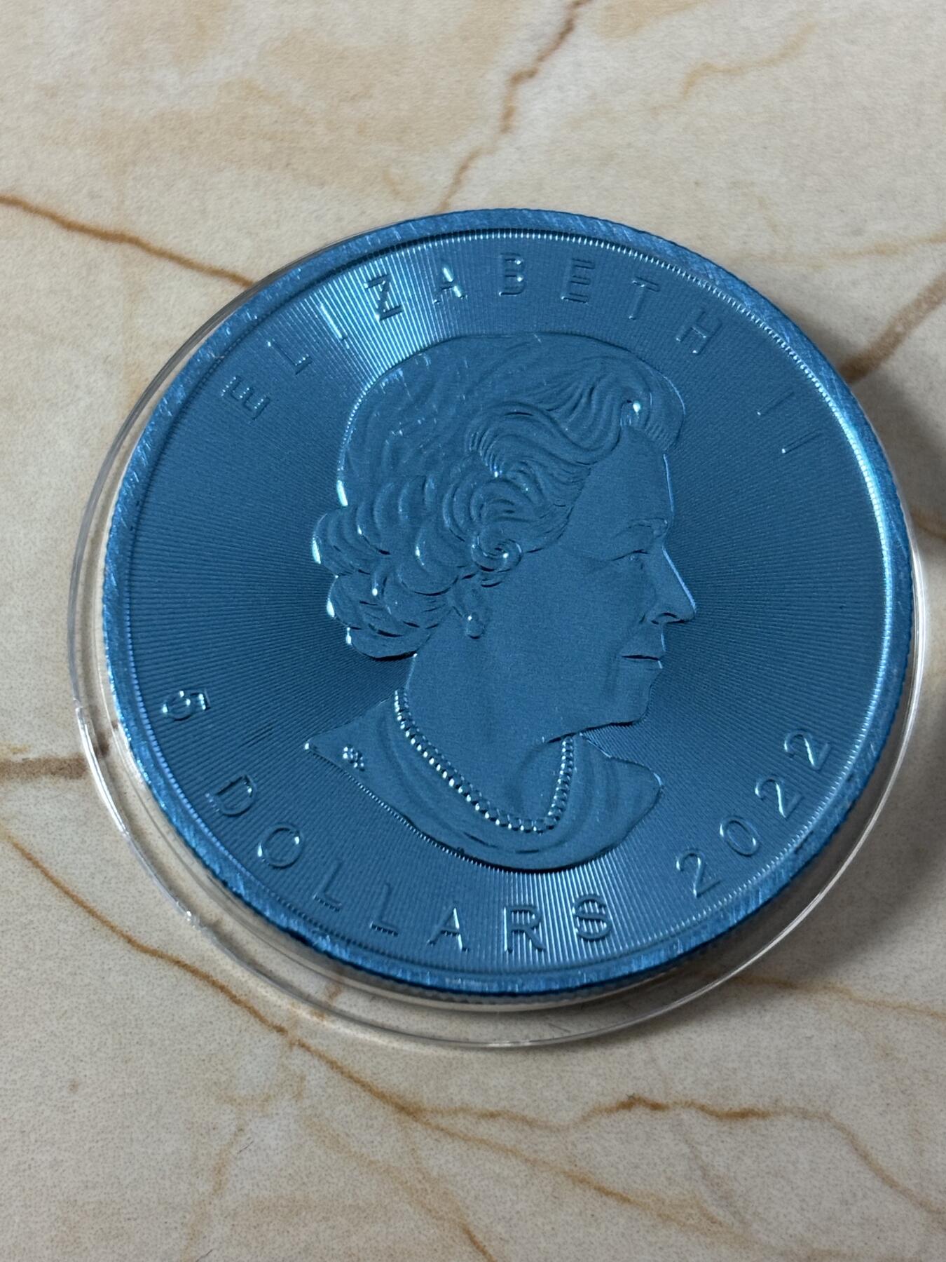 第184期拍卖 加拿大2022年镶嵌穆拉诺玻璃刺猬彩色枫叶纪念银币，9999银，1盎司，发行500枚