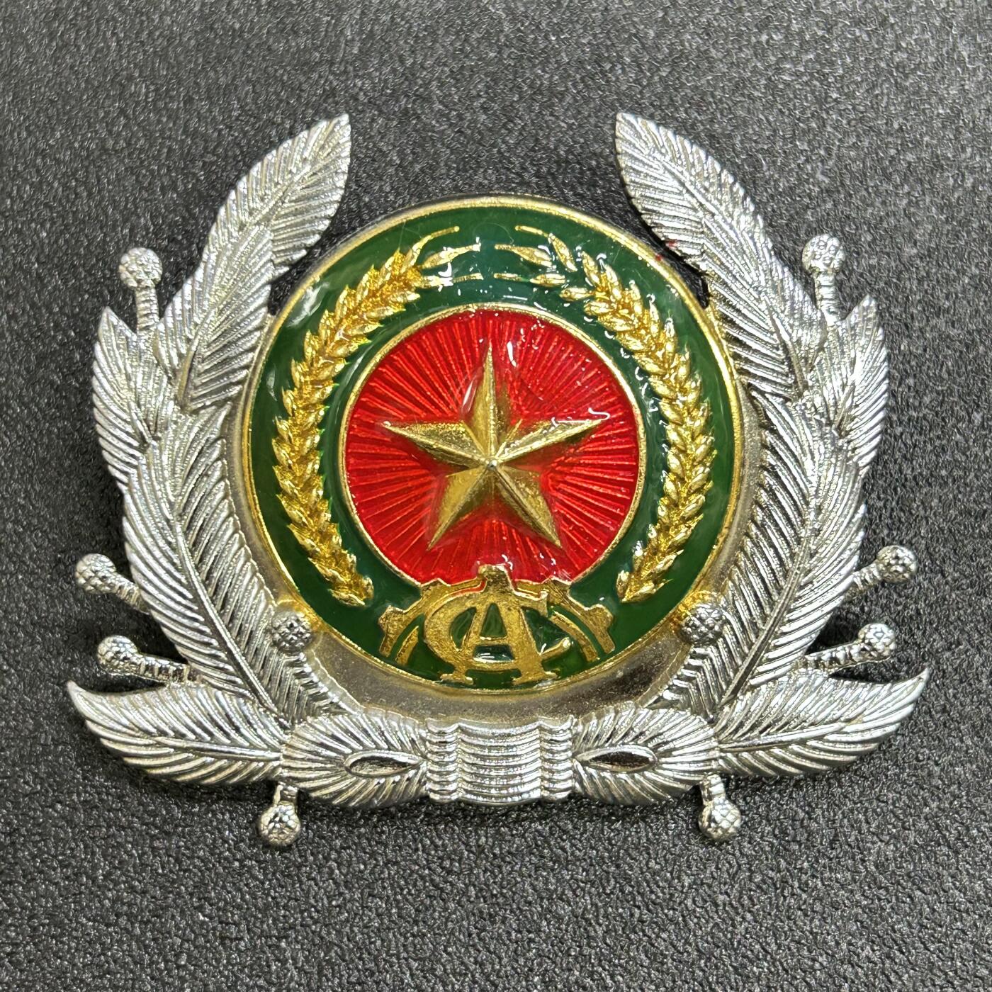 西秦中古拍卖第六十八期 越南公安大帽徽