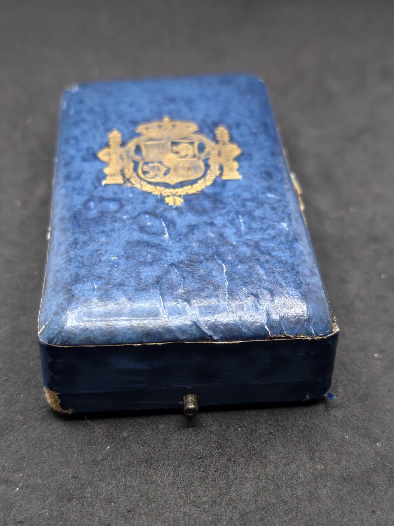 凯旋世界勋赏（第20期）（欢迎送拍）（对拍品有疑问请询问客服，不接受到手刀，出价默认拍品品相。请认真阅读拍卖规则！出价默认已认可！）（收到货请录制开箱视频，无视频概不处理问题。） 西班牙卡洛斯三世勋章原盒，阿方索十三世版本，银质画珐琅