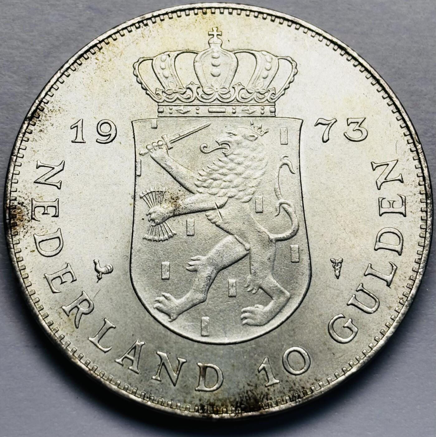 文馨钱币收藏第 283 场，【大雪鉴珍，寒英缀金】金银纪念币精品场，诚邀您的参与【长期接代拍品】 原光品相 1973 年荷兰朱莉安娜女王登基 25 周年 10 盾纪念大银币，25 克 720 高银，独年份