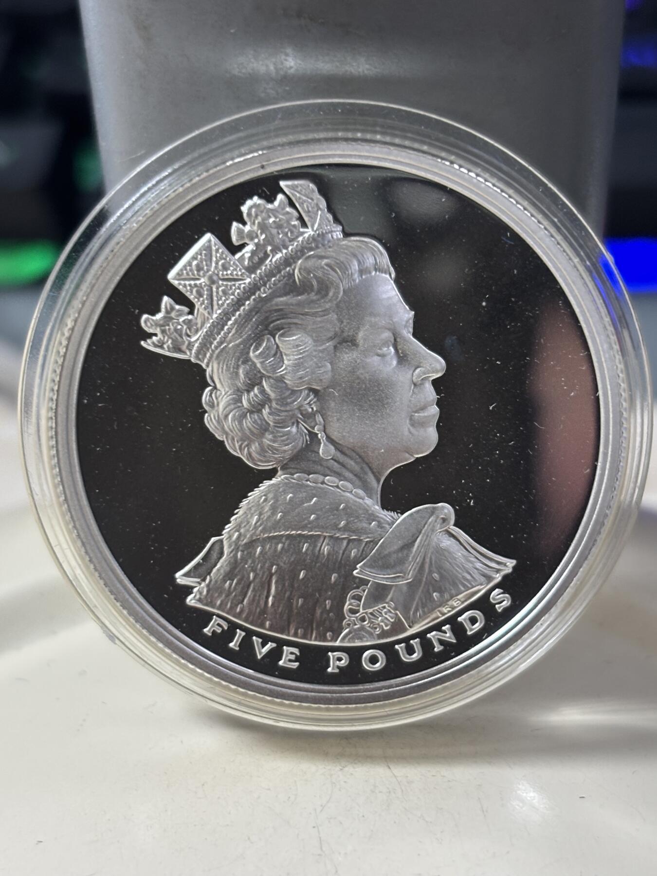 第184期拍卖 英国2002-2003年伊丽莎白女王登基50周年精制纪念银币 2枚套带盒证书，925银，28.28克*2,银价725