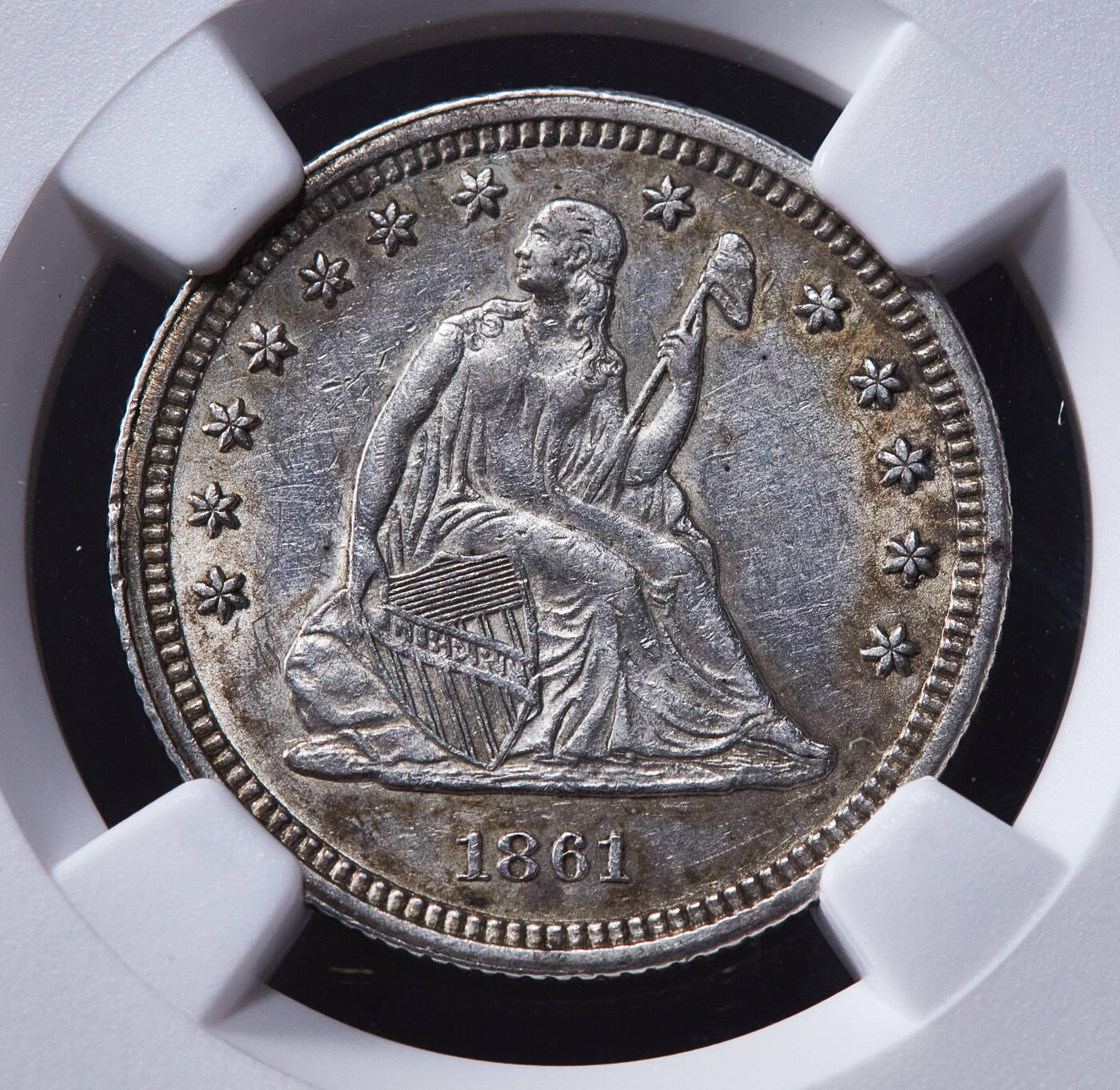 【俄甄集藏】2025年(045)12-03 星期三 晚 19:30 全场包邮 美国1861年拿旗25美分银币，NGC AUD，原味黄油环彩老包浆，原光品相，疑似错杀，经典品种