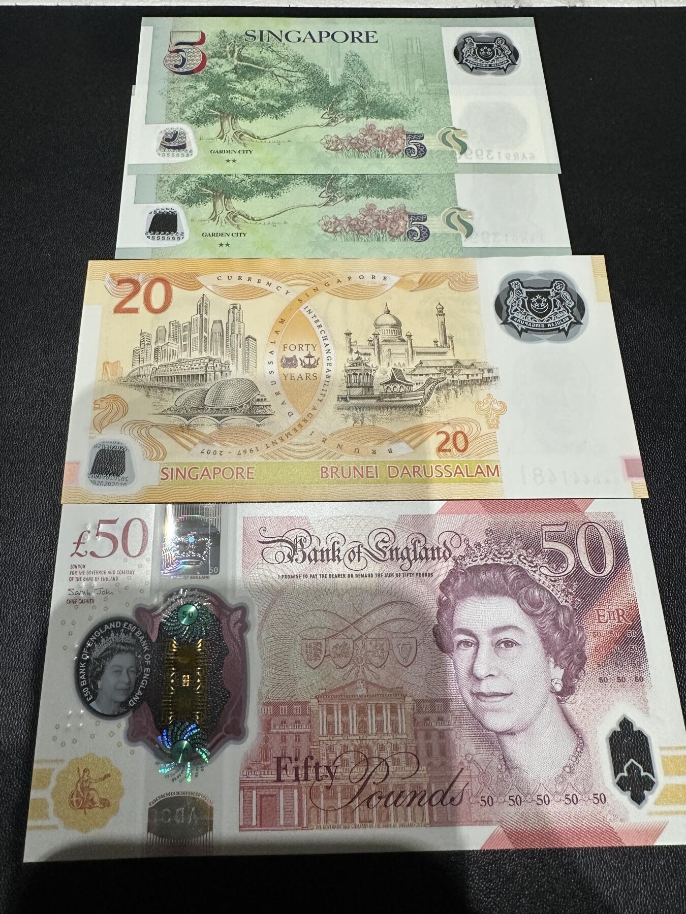 《外钞收藏家》第五百九十一期（畅拍场）（本平台长期征集拍品、欢迎藏友们联系合作） 新加坡塑料钞5元 2张999豹子号+20元纪念钞+英国女王塑料钞50镑 一起 全新UNC