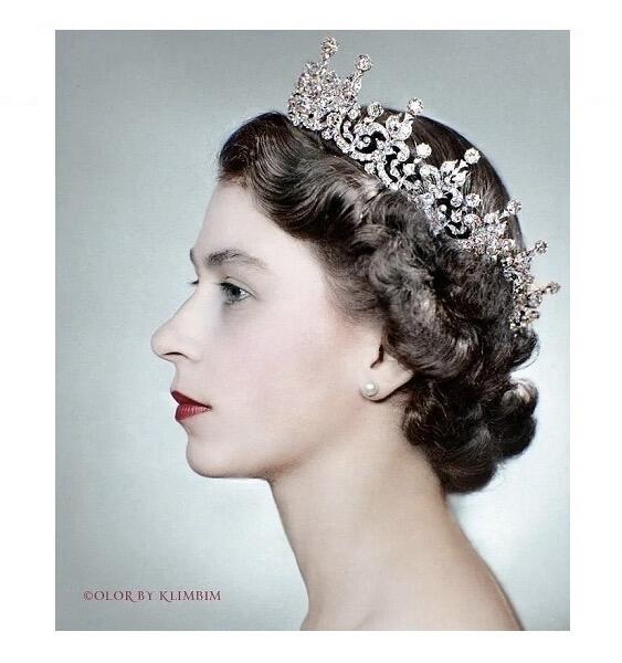 【原盒】英国1977年伊丽莎白+汉普顿宫 高浮雕精制大镀银章 带原盒原证 43MM