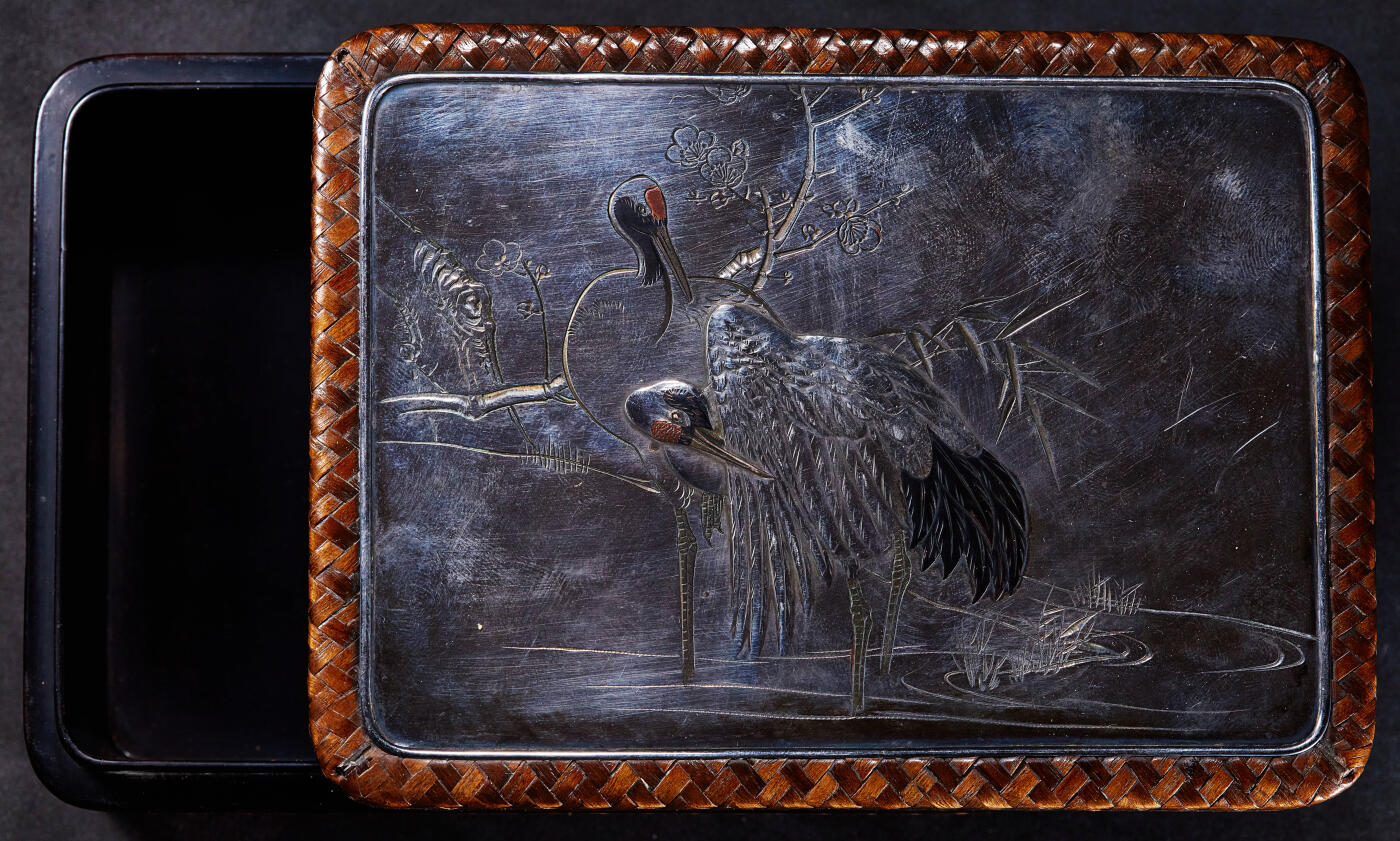 【俄甄集藏】2025年(045)12-03 星期三 晚 19:30 全场包邮 日本大正时期松竹梅鹤簪花纯银镶嵌竹编红木古董首饰盒，四吉祥物象征着长寿、吉祥、纯洁、高贵，寓意尚佳，做工精良，百年物件保存完好，长：145mm，宽：105mm，高：57mm