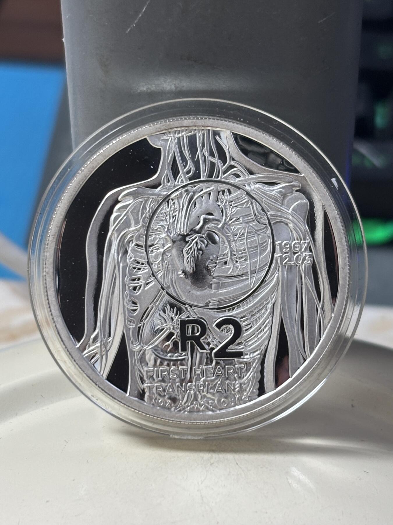 第184期拍卖 南非共和国2017年纪念世界首例心脏移植手术50周年全银精制套币，原装盒证封齐全，小的币有氧化，极富历史纪念意义的套币，发行量700套