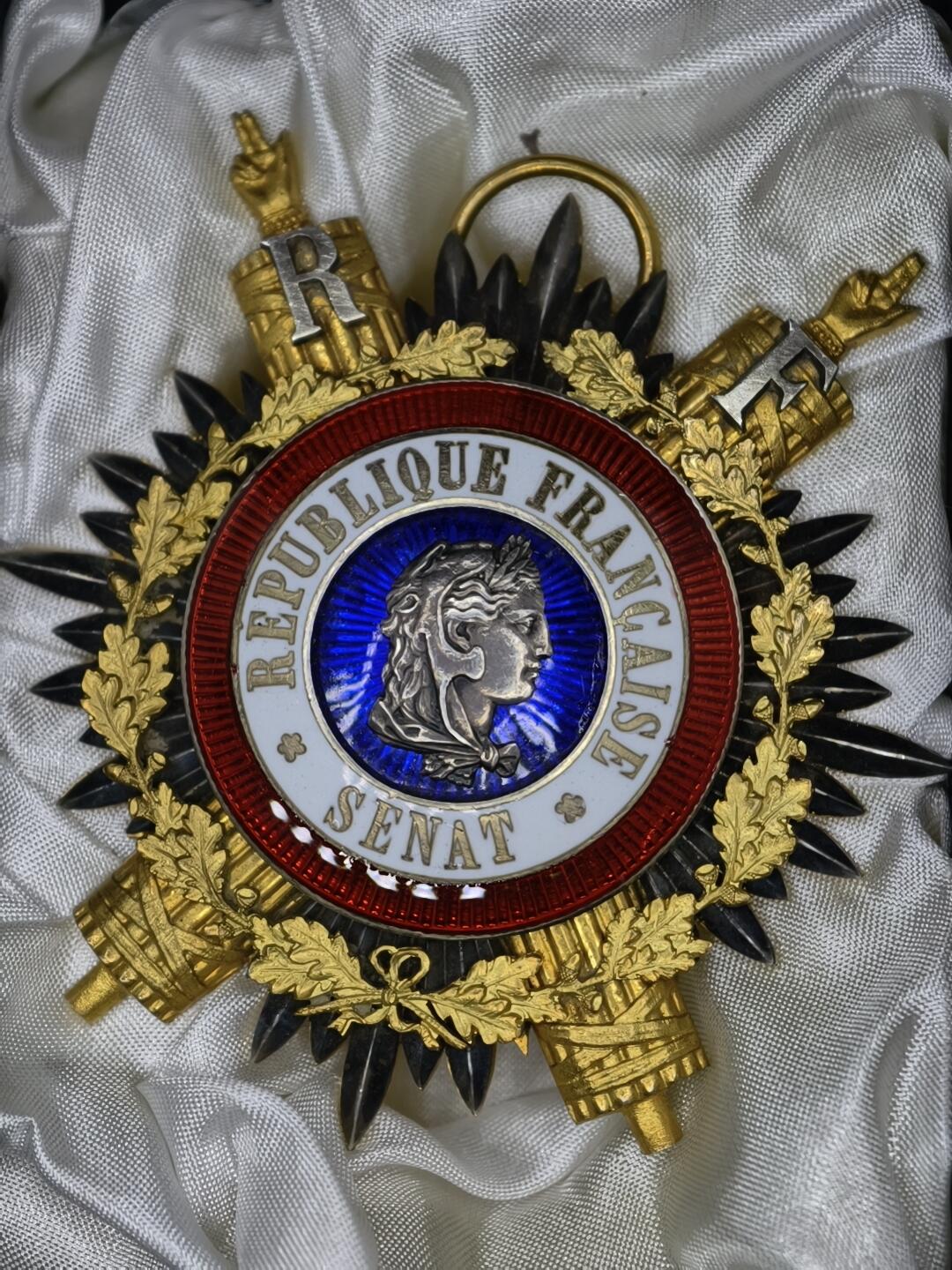 凯旋世界勋赏（第20期）（欢迎送拍）（对拍品有疑问请询问客服，不接受到手刀，出价默认拍品品相。请认真阅读拍卖规则！出价默认已认可！）（收到货请录制开箱视频，无视频概不处理问题。） 法国大绶议会证章（核心银制）