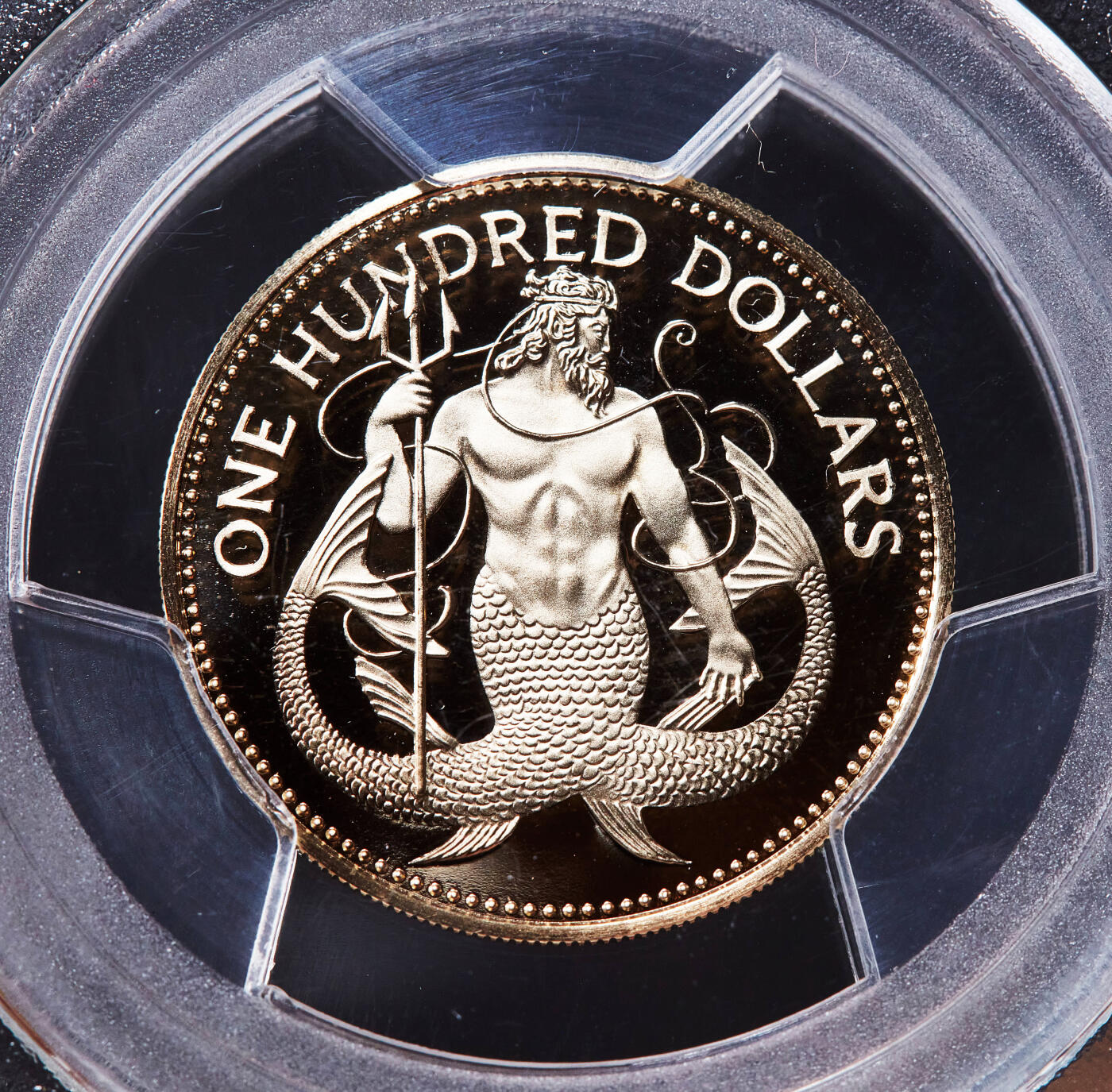 【俄甄集藏】2025年(045)12-03 星期三 晚 19:30 全场包邮 巴巴多斯1983年海神100元精制金币，PCGS PR69DC，重6.21克，50%金，发行量484枚，富兰克林造币厂出品，稀有名誉品种