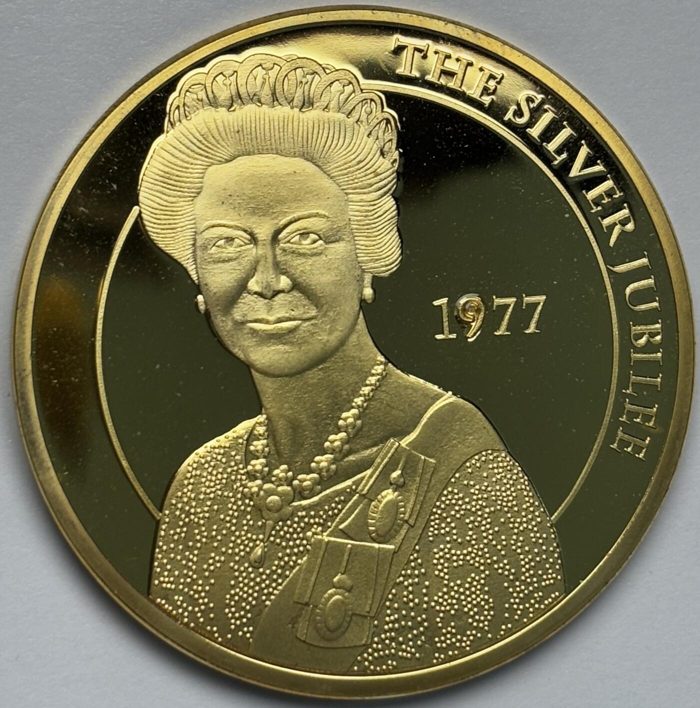 文馨钱币收藏第 283 场，【大雪鉴珍，寒英缀金】金银纪念币精品场，诚邀您的参与【长期接代拍品】 全新1952-1977-2012 年英国女王伊丽莎白二世在位 25 周年，50 周年精制纪念大铜章