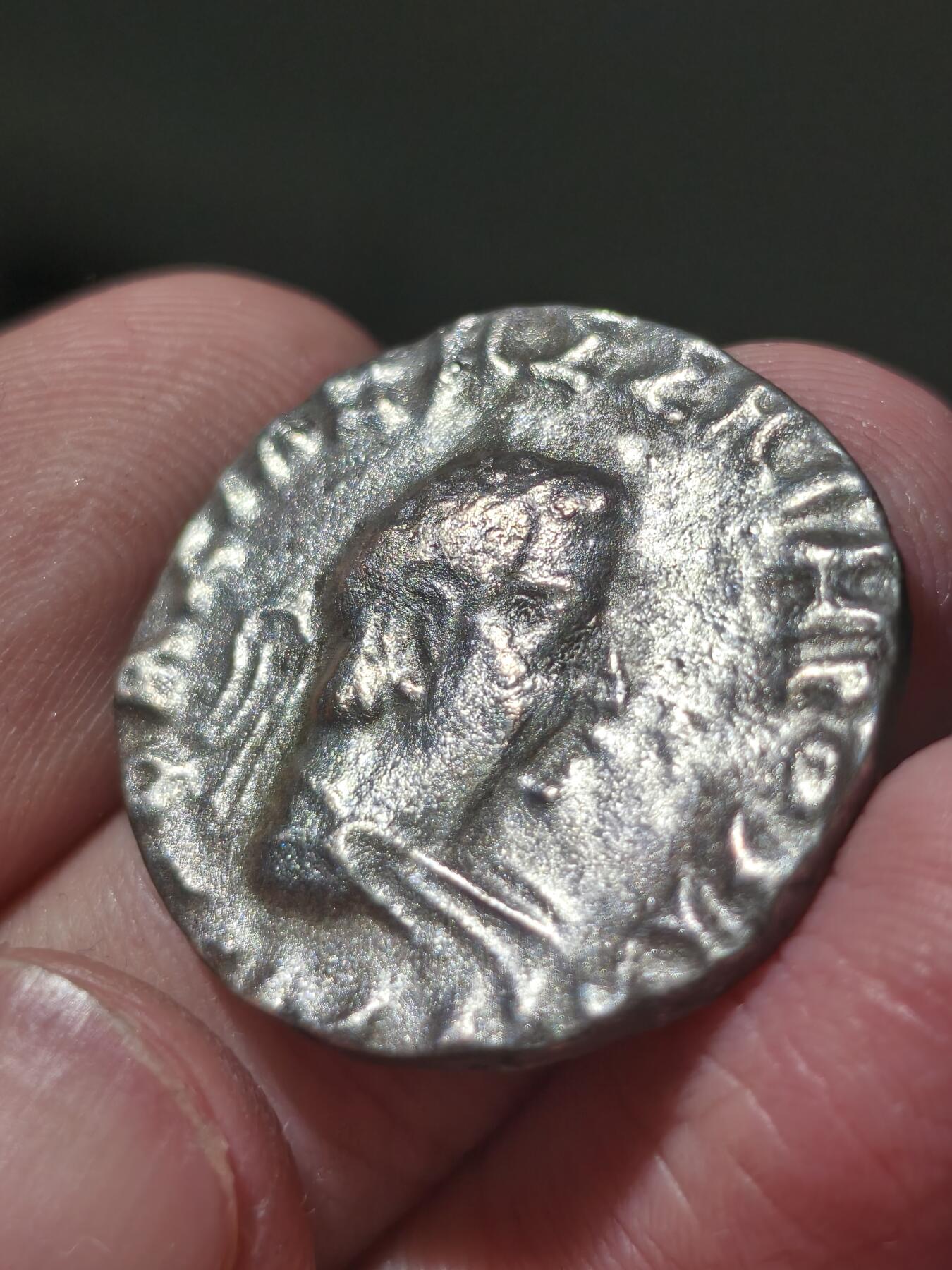 星盘世界钱币十二月六日古典币专场 印度希腊四德大银币，国王赫马厄斯，正面是国王头戴束发带，周围一圈希腊文背面是宙斯坐在简化的王座上，佉卢文铭文