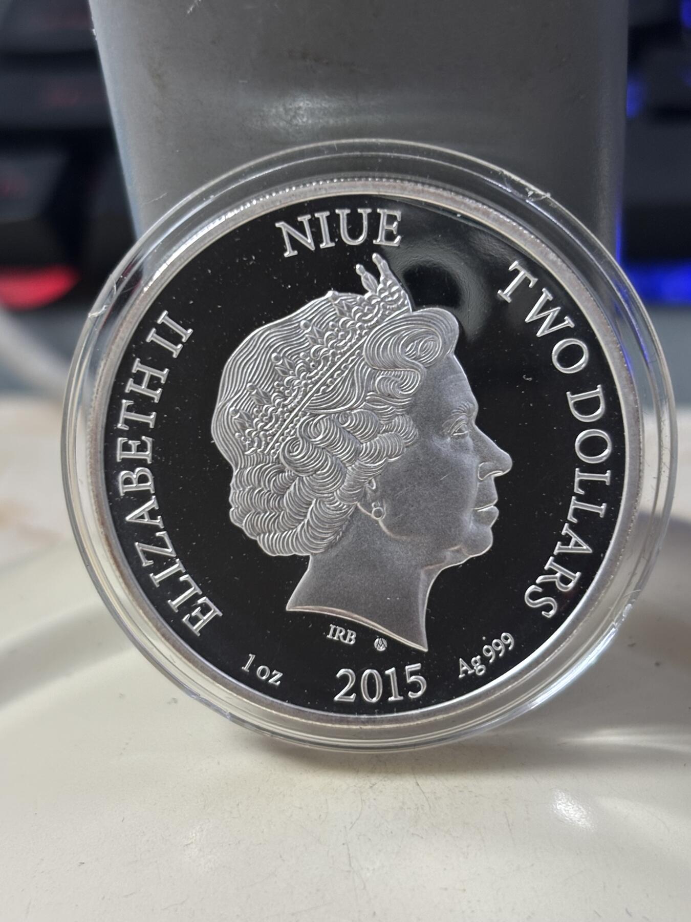 第184期拍卖 纽埃2015年革命性的3D技术1盎司纪念彩银币配眼镜，999银，发行699枚