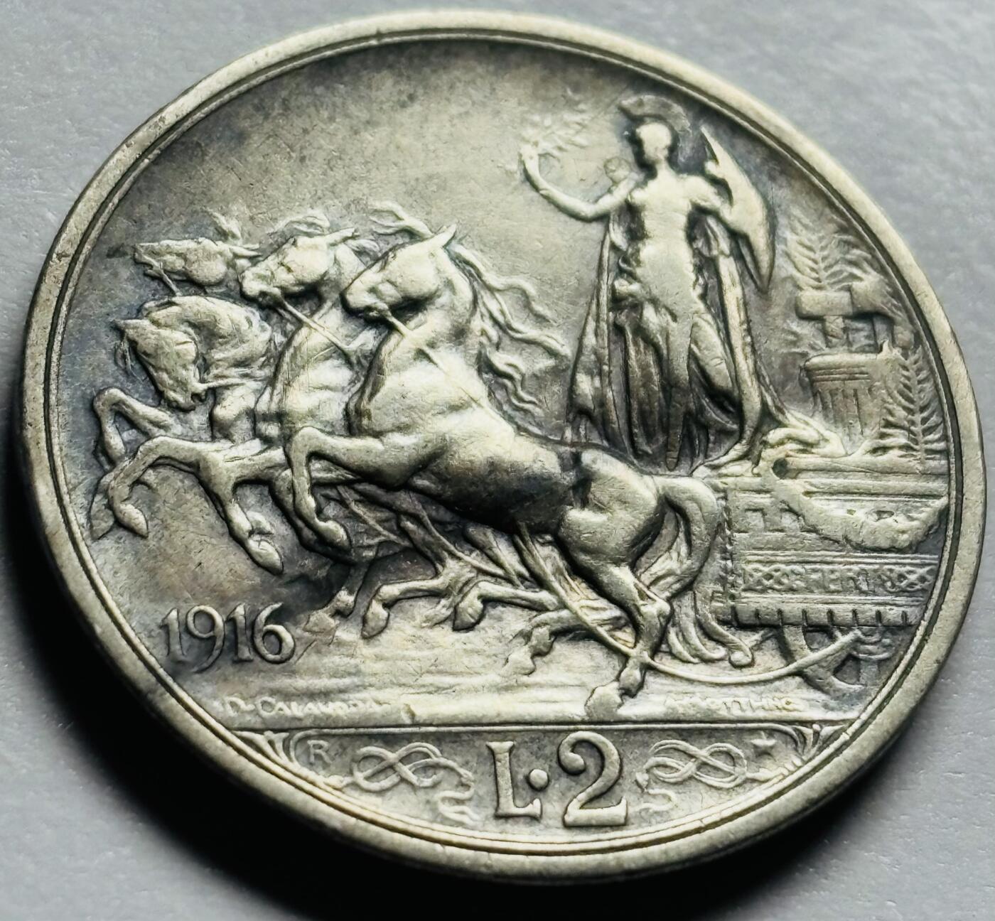 文馨钱币收藏第 283 场，【大雪鉴珍，寒英缀金】金银纪念币精品场，诚邀您的参与【长期接代拍品】 原光好品 1916 年意大利伊曼纽尔三世  四驾马车 2 里拉银币，第四版，只发行 4 年，835 高银