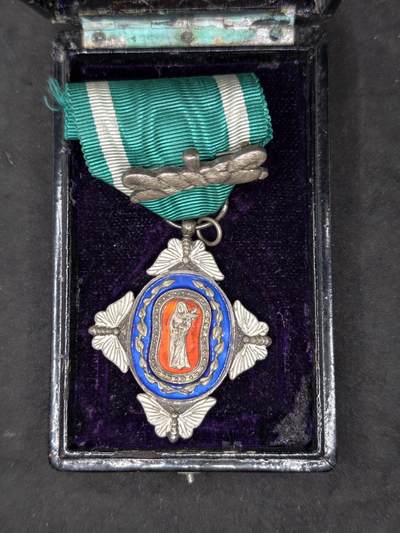 凯旋世界勋赏（第20期）（欢迎送拍）（对拍品有疑问请询问客服，不接受到手刀，出价默认拍品品相。请认真阅读拍卖规则！出价默认已认可！）（收到货请录制开箱视频，无视频概不处理问题。） - 蚕丝协会赏章勋赏盒与章无关银制