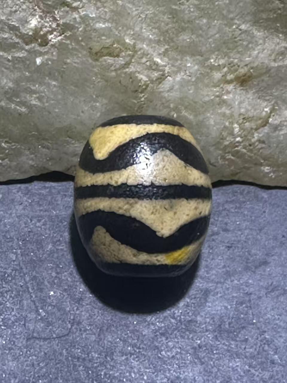 仅此一颗，精品藏传双虎牙玛瑙天珠一颗，。