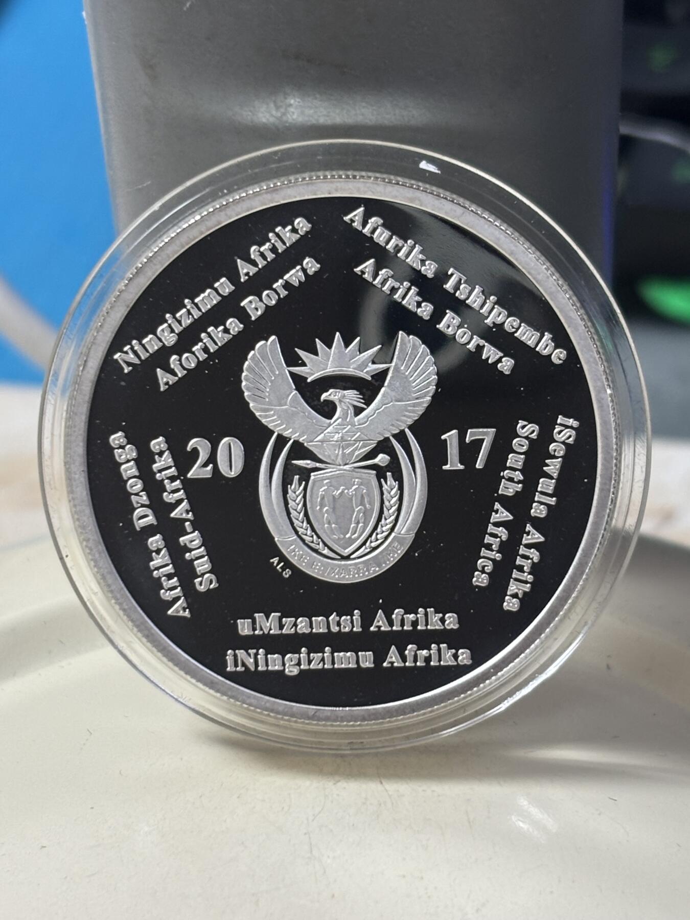 第184期拍卖 南非共和国2017年纪念世界首例心脏移植手术50周年全银精制套币，原装盒证封齐全，小的币有氧化，极富历史纪念意义的套币，发行量700套