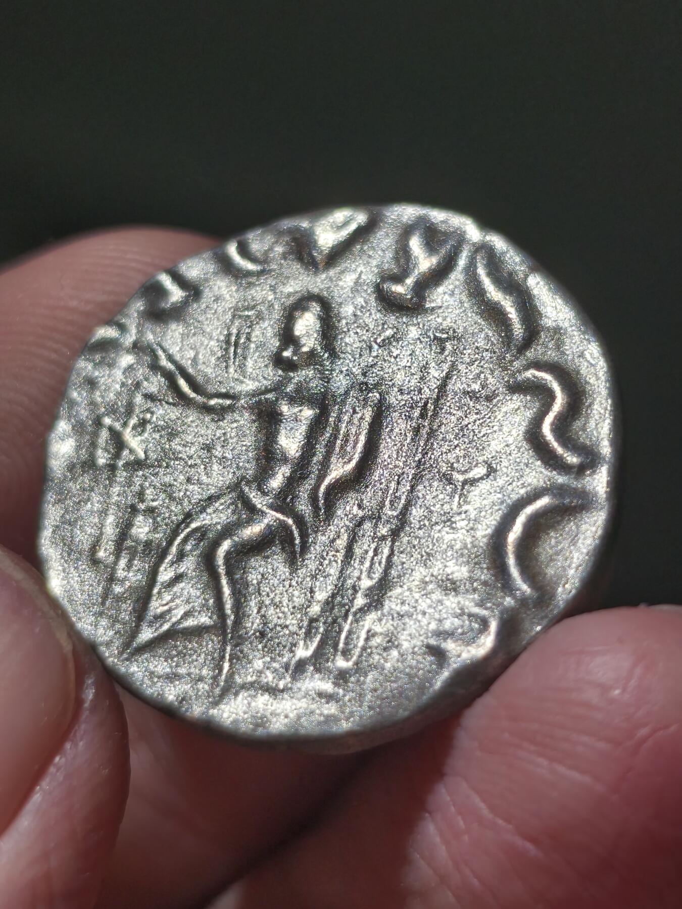 星盘世界钱币十二月六日古典币专场 印度希腊四德大银币，国王赫马厄斯，正面是国王头戴束发带，周围一圈希腊文背面是宙斯坐在简化的王座上，佉卢文铭文