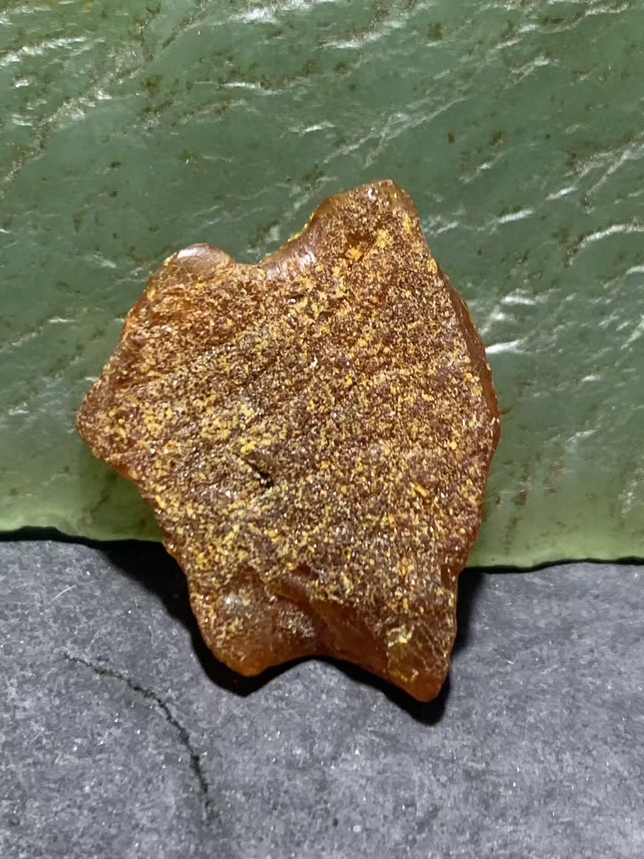 天然蜜蜡小原石一块