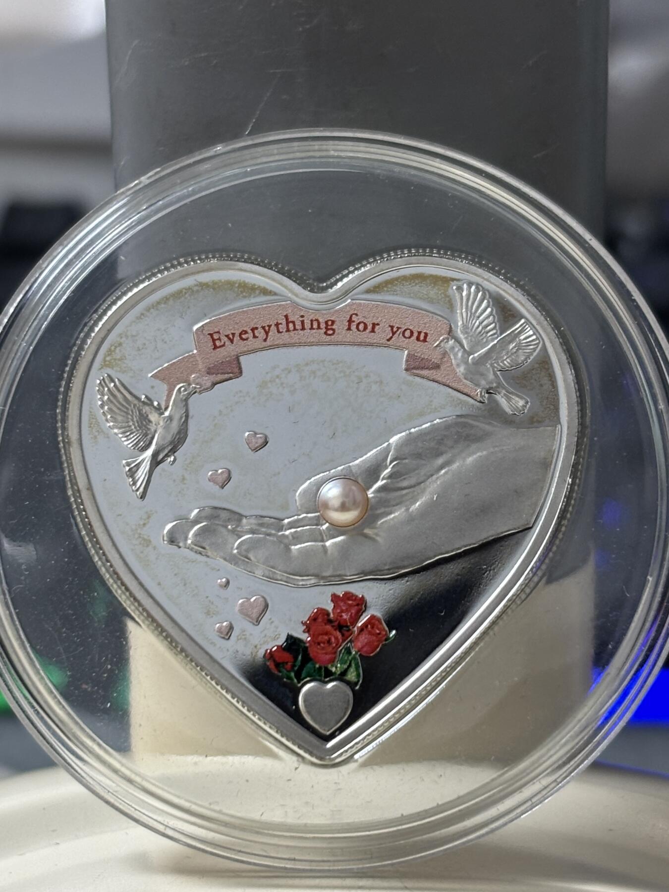 第184期拍卖 帕劳2007年把所有都给你心形镶嵌珍珠纪念银币，999银，25克，发行1997枚，有氧化