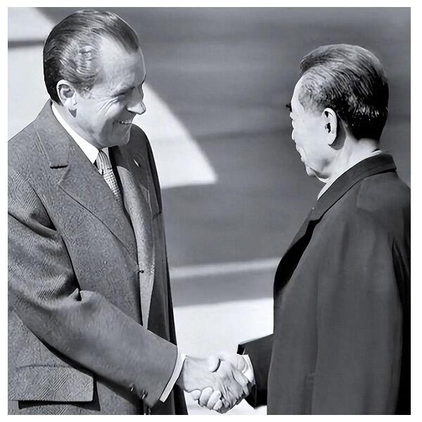 联合国1972年 美国总统尼克松访华 和周总理毛主席握手高浮雕精制大镀银章 42MM