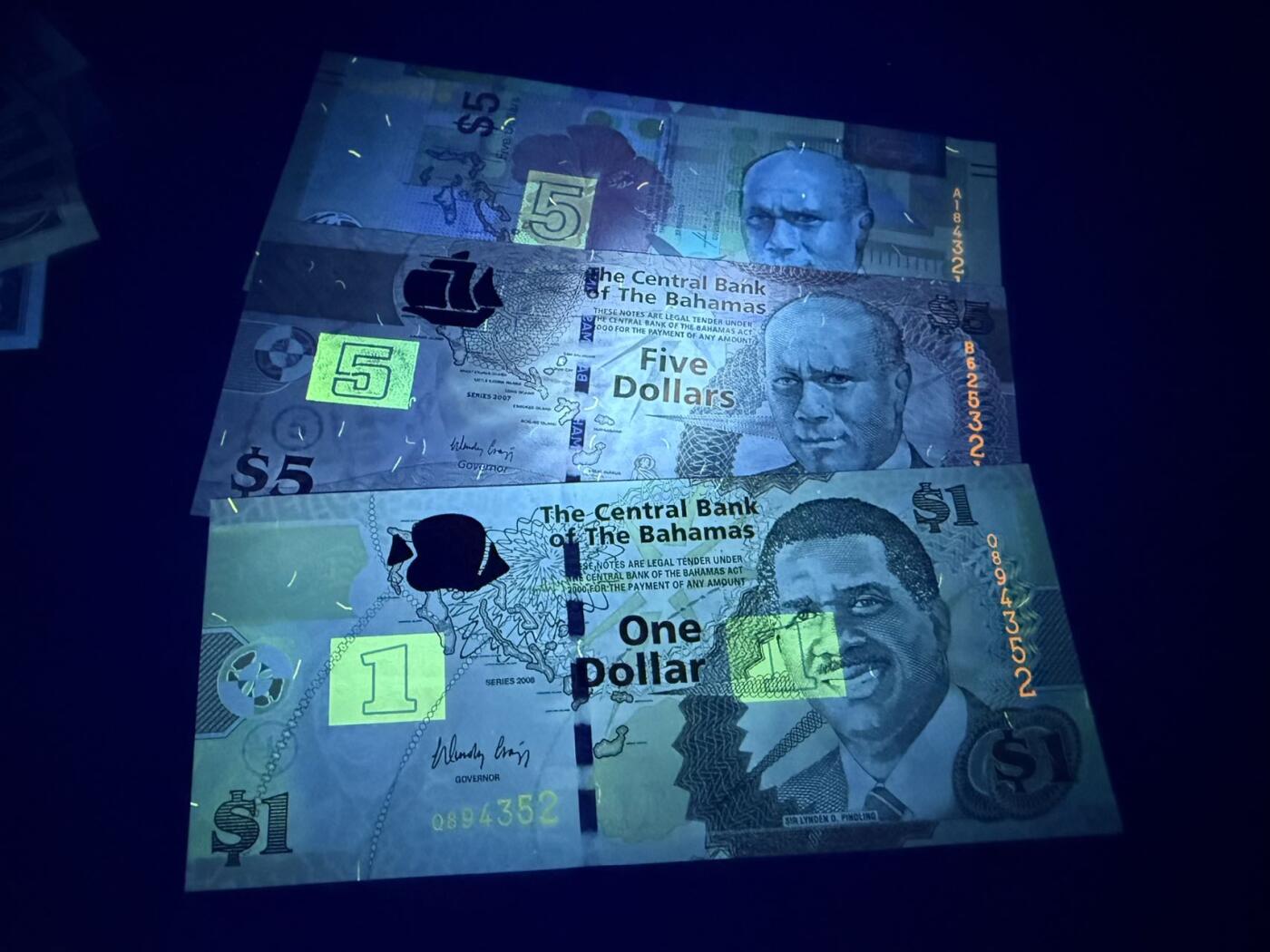 【炜奕收藏】，第五十二期 巴哈马3张，UNC品相，包含一张无47