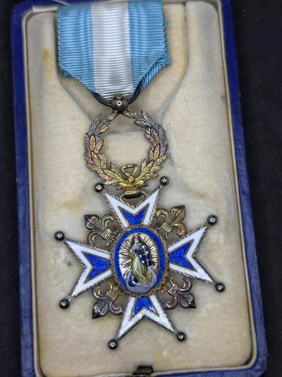 凯旋世界勋赏（第20期）（欢迎送拍）（对拍品有疑问请询问客服，不接受到手刀，出价默认拍品品相。请认真阅读拍卖规则！出价默认已认可！）（收到货请录制开箱视频，无视频概不处理问题。） - 西班牙卡洛斯三世勋章原盒，阿方索十三世版本，银质画珐琅