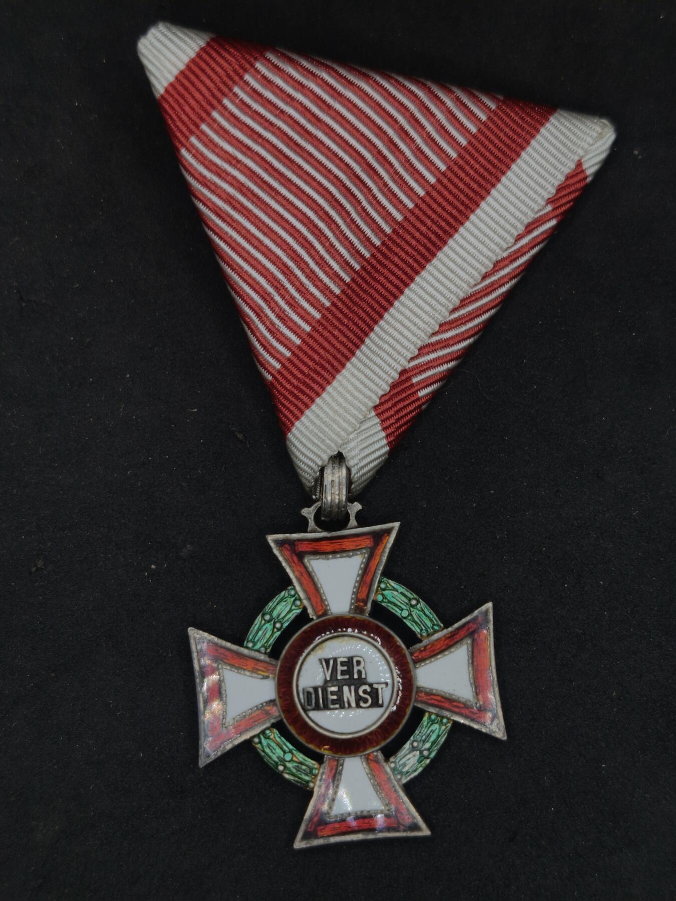 凯旋世界勋赏（第20期）（欢迎送拍）（对拍品有疑问请询问客服，不接受到手刀，出价默认拍品品相。请认真阅读拍卖规则！出价默认已认可！）（收到货请录制开箱视频，无视频概不处理问题。） 奥匈帝国，三级军事功勋十字，绿叶版（战前）