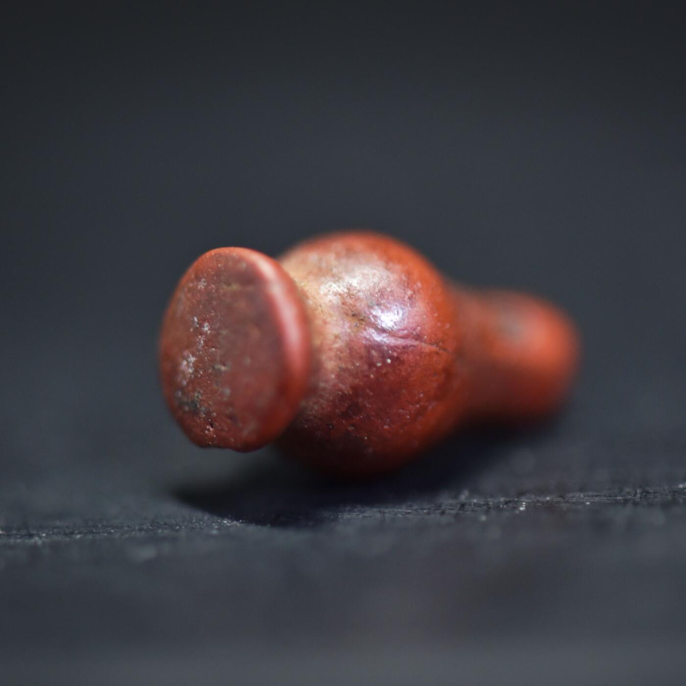 【良泉】【2025年最后一场】12月18日晚19.30点开拍！188组【直播场】西方古代钱币、丝路杂项、印章！ 公元前1550-1068年【古埃及】新王国时期，红色鸡肝玛瑙 英素坠  高度12毫米