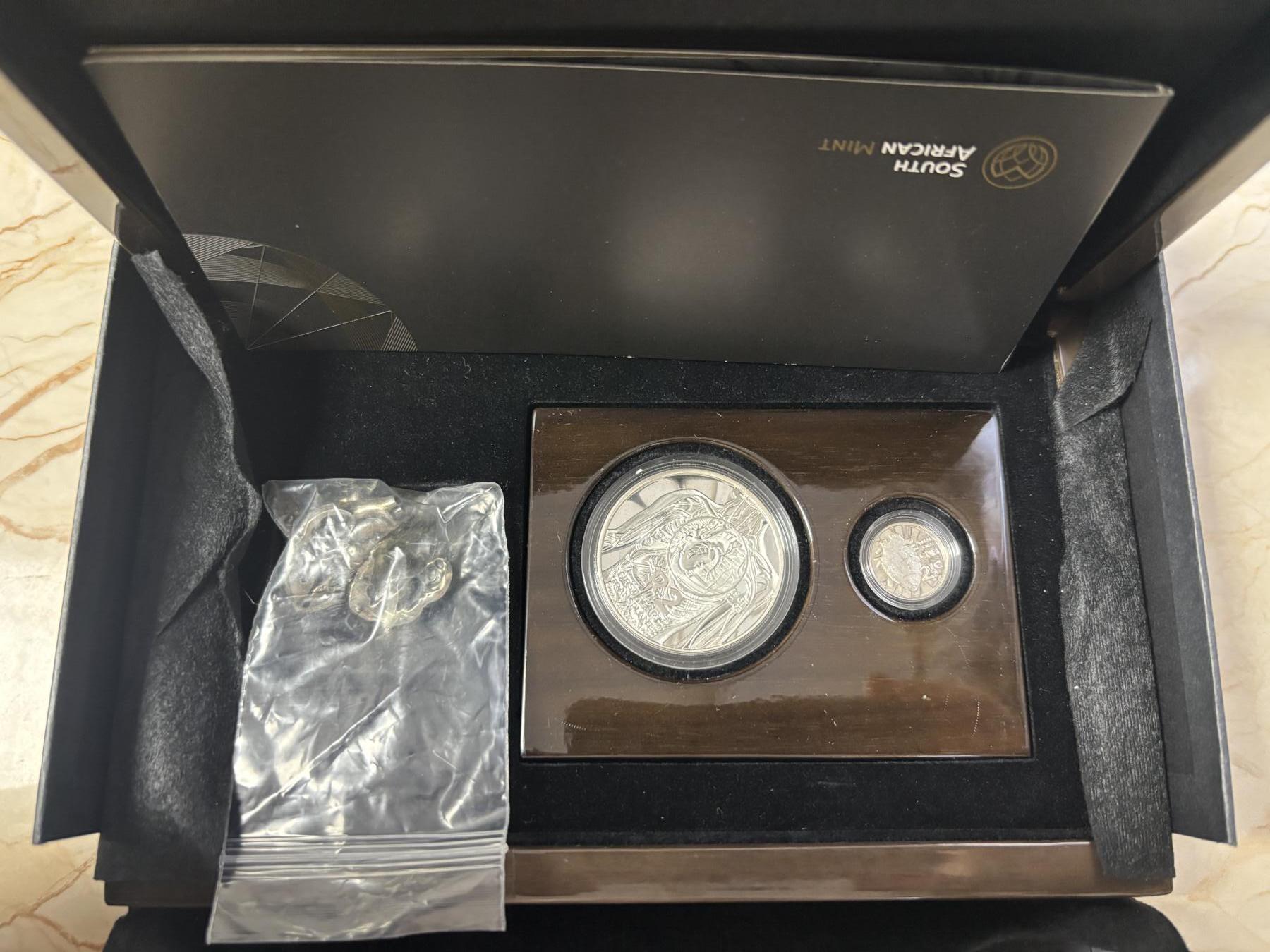 第184期拍卖 南非共和国2017年纪念世界首例心脏移植手术50周年全银精制套币，原装盒证封齐全，小的币有氧化，极富历史纪念意义的套币，发行量700套