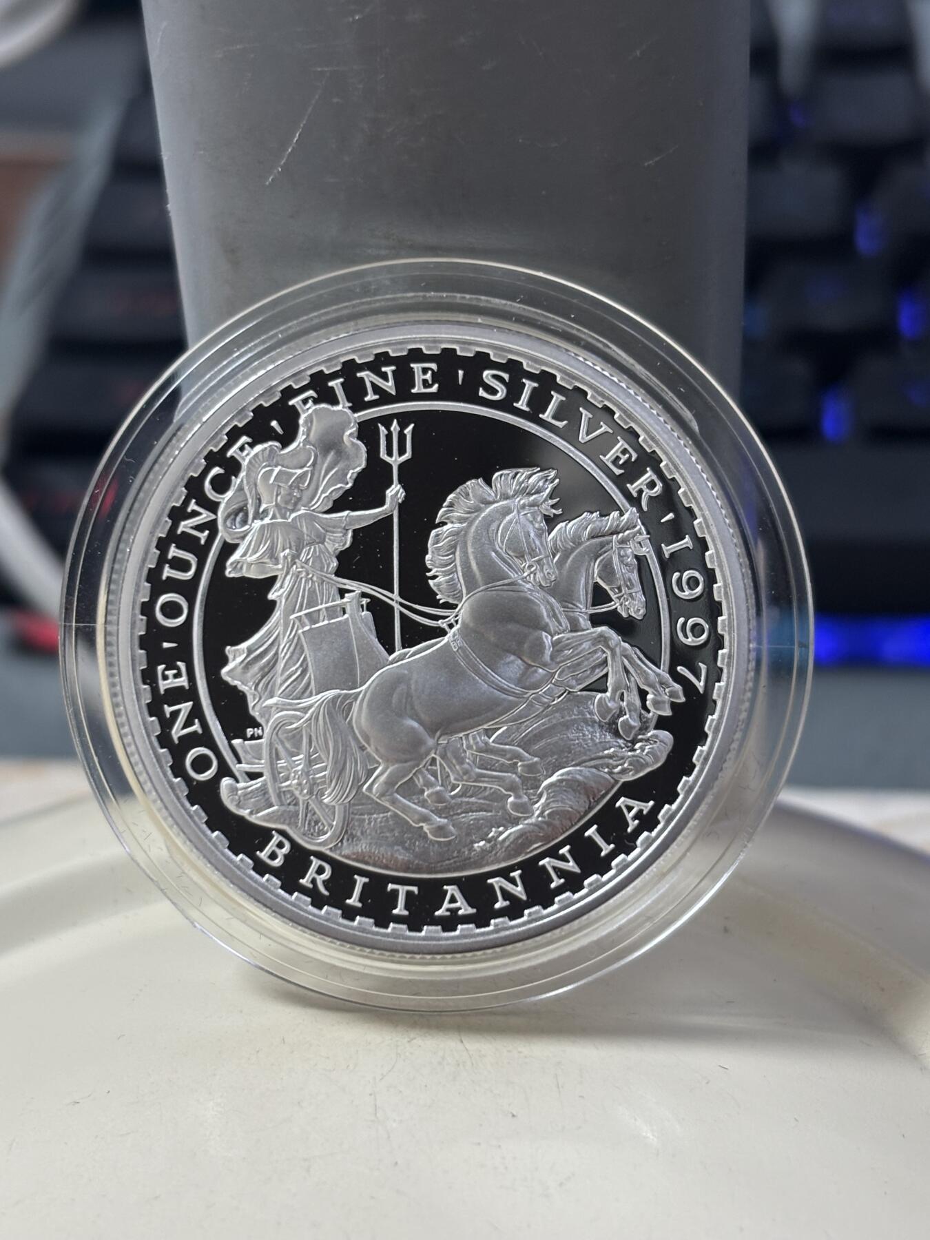 第184期拍卖 获奖英国1997年不列颠女神系列战车女神精制银币套原价3500元，获1999年度克劳斯最佳克朗币大奖，面值:20便士/50便士/1英镑/2英镑，年份：1997年，金属:958银，重量:3.24/8.11/16.22/32.54克，直径:16.5/22/27/40毫米，发行：15000套，有氧化