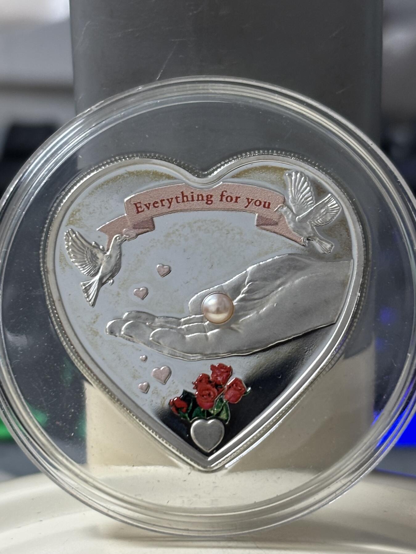 第184期拍卖 帕劳2007年把所有都给你心形镶嵌珍珠纪念银币，999银，25克，发行1997枚，有氧化