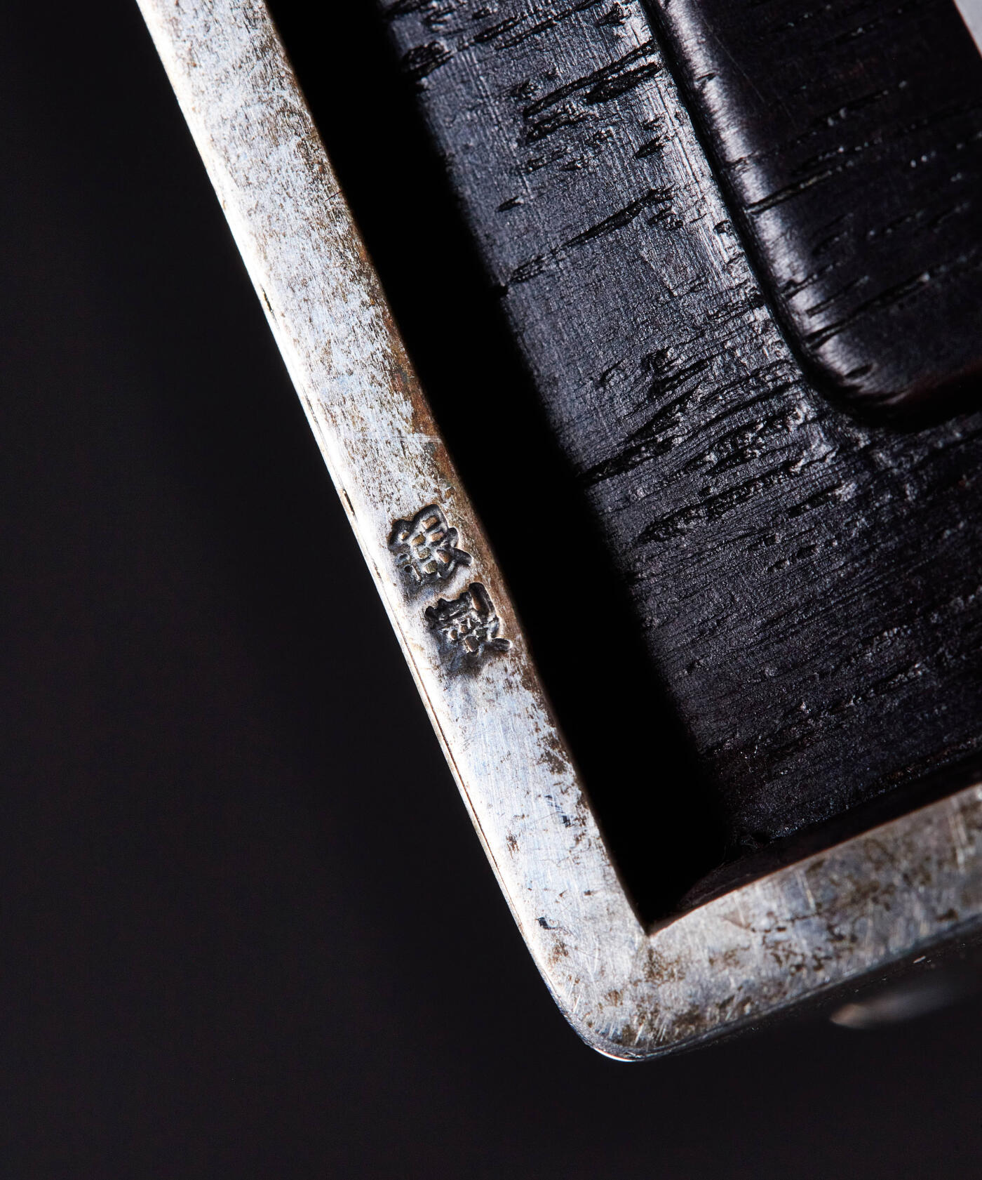 【俄甄集藏】2025年(045)12-03 星期三 晚 19:30 全场包邮 日本1930-1950年代簪花珐琅彩嵌银工艺古董烟具一套，工艺精湛，保存完好，分为烟丝盒、烟灰缸、火柴盒三件套，烟盒长：105mm，宽：85mm，高：35mm；烟灰缸长：85mm，宽：63mm，高：35mm；火柴盒长：56mm，宽：37mm，高：20mm，总重量：320.5克，收藏及实用佳品