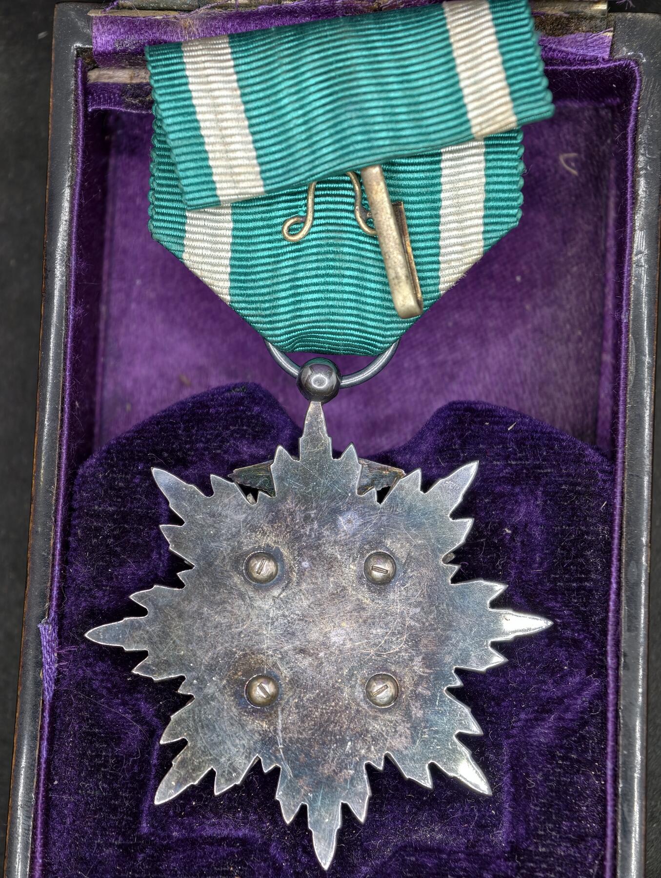 凯旋世界勋赏（第20期）（欢迎送拍）（对拍品有疑问请询问客服，不接受到手刀，出价默认拍品品相。请认真阅读拍卖规则！出价默认已认可！）（收到货请录制开箱视频，无视频概不处理问题。） 昭和早期五鸟带盒盒子有损