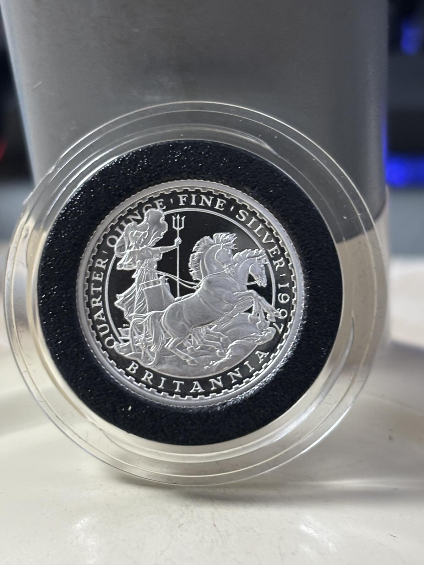 第184期拍卖 获奖英国1997年不列颠女神系列战车女神精制银币套原价3500元，获1999年度克劳斯最佳克朗币大奖，面值:20便士/50便士/1英镑/2英镑，年份：1997年，金属:958银，重量:3.24/8.11/16.22/32.54克，直径:16.5/22/27/40毫米，发行：15000套，有氧化