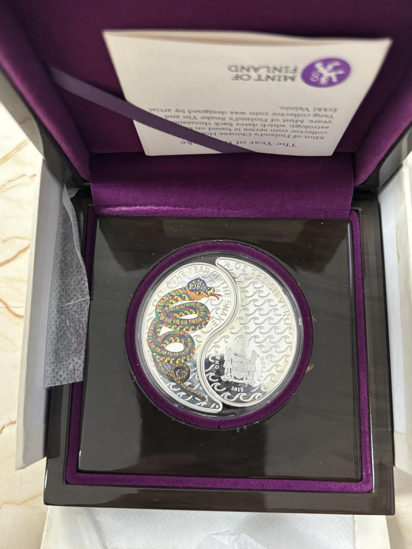 第184期拍卖 斐济2013年十二生肖 蛇年精制彩色阴阳合体纪念银币 925银，16.81克X2 发行量：5000 盒证全 芬兰造币局代铸，