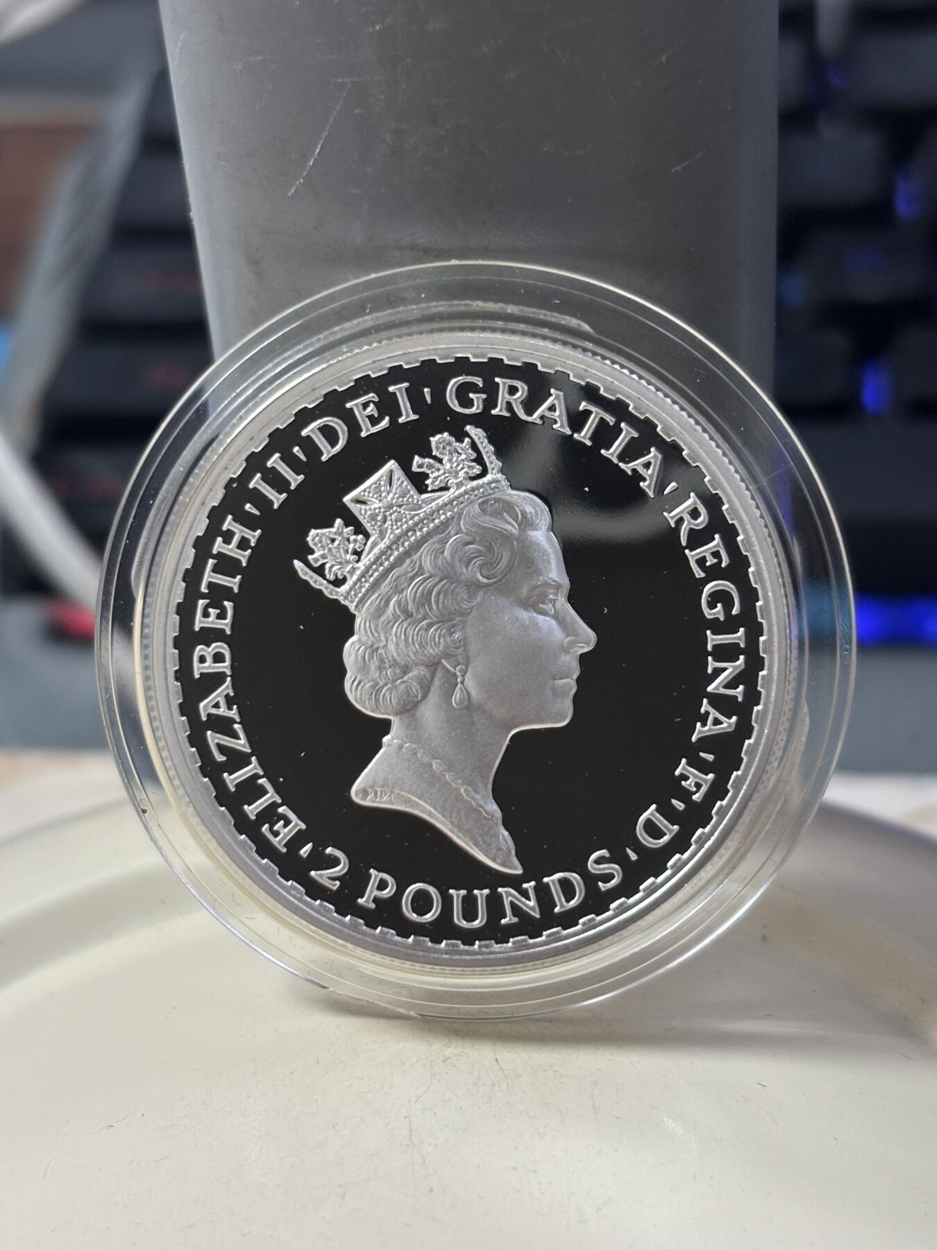 第184期拍卖 获奖英国1997年不列颠女神系列战车女神精制银币套原价3500元，获1999年度克劳斯最佳克朗币大奖，面值:20便士/50便士/1英镑/2英镑，年份：1997年，金属:958银，重量:3.24/8.11/16.22/32.54克，直径:16.5/22/27/40毫米，发行：15000套，有氧化