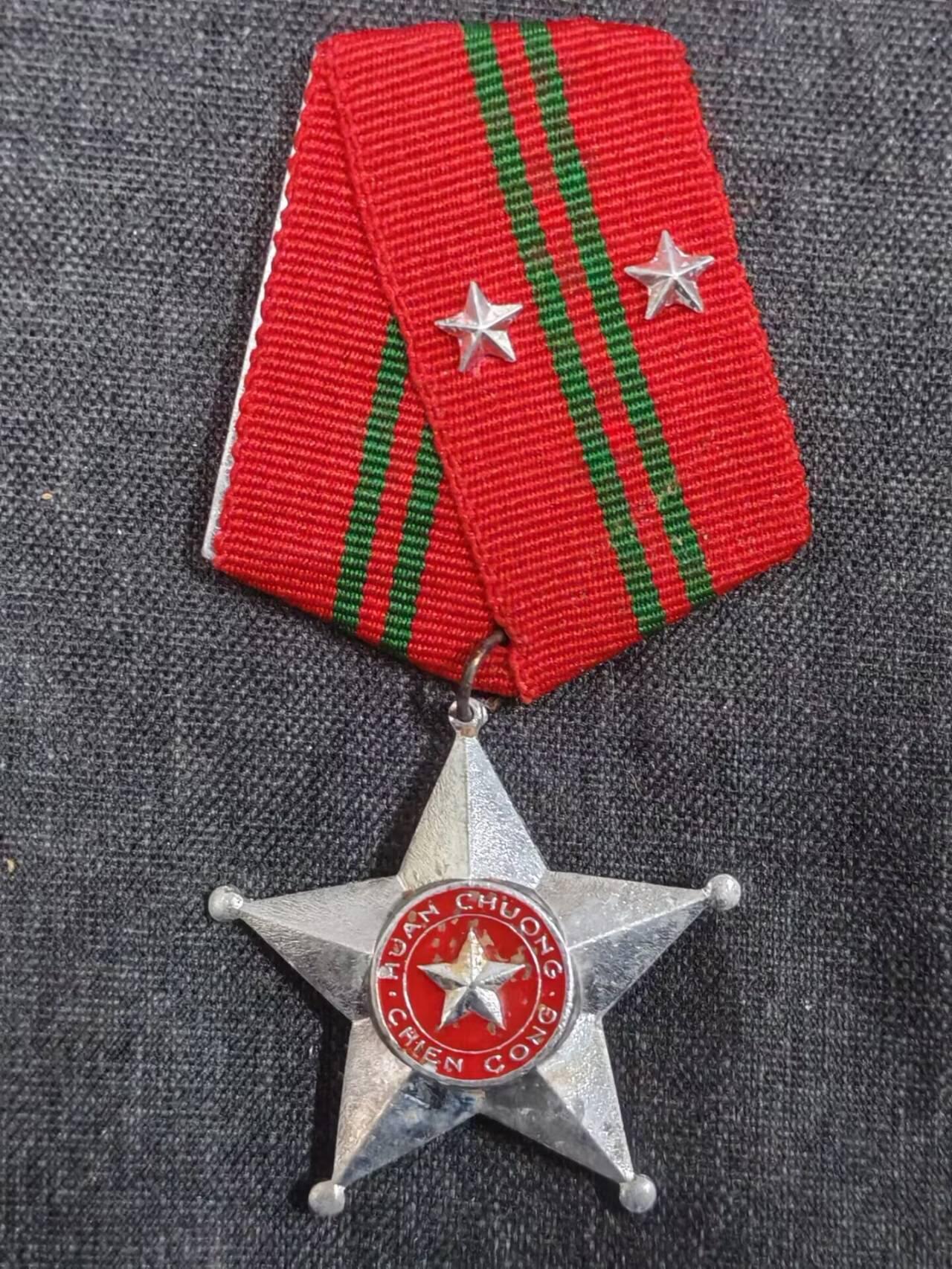 罗岚⭐新藏⭐特惠专拍第一场-分享拍场赚佣  越南社会主义共和国人民军二级战功勋章 主要颁发给前线作战的基层军官-士官-士兵 该章获得条件需要在战场上以出色的基层指挥能力逆转一场小型战斗，或者亲自临阵毙伤数位敌人