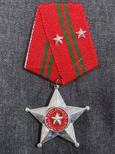 罗岚⭐新藏⭐特惠专拍第一场-分享拍场赚佣 -  越南社会主义共和国人民军二级战功勋章 主要颁发给前线作战的基层军官-士官-士兵 该章获得条件需要在战场上以出色的基层指挥能力逆转一场小型战斗，或者亲自临阵毙伤数位敌人