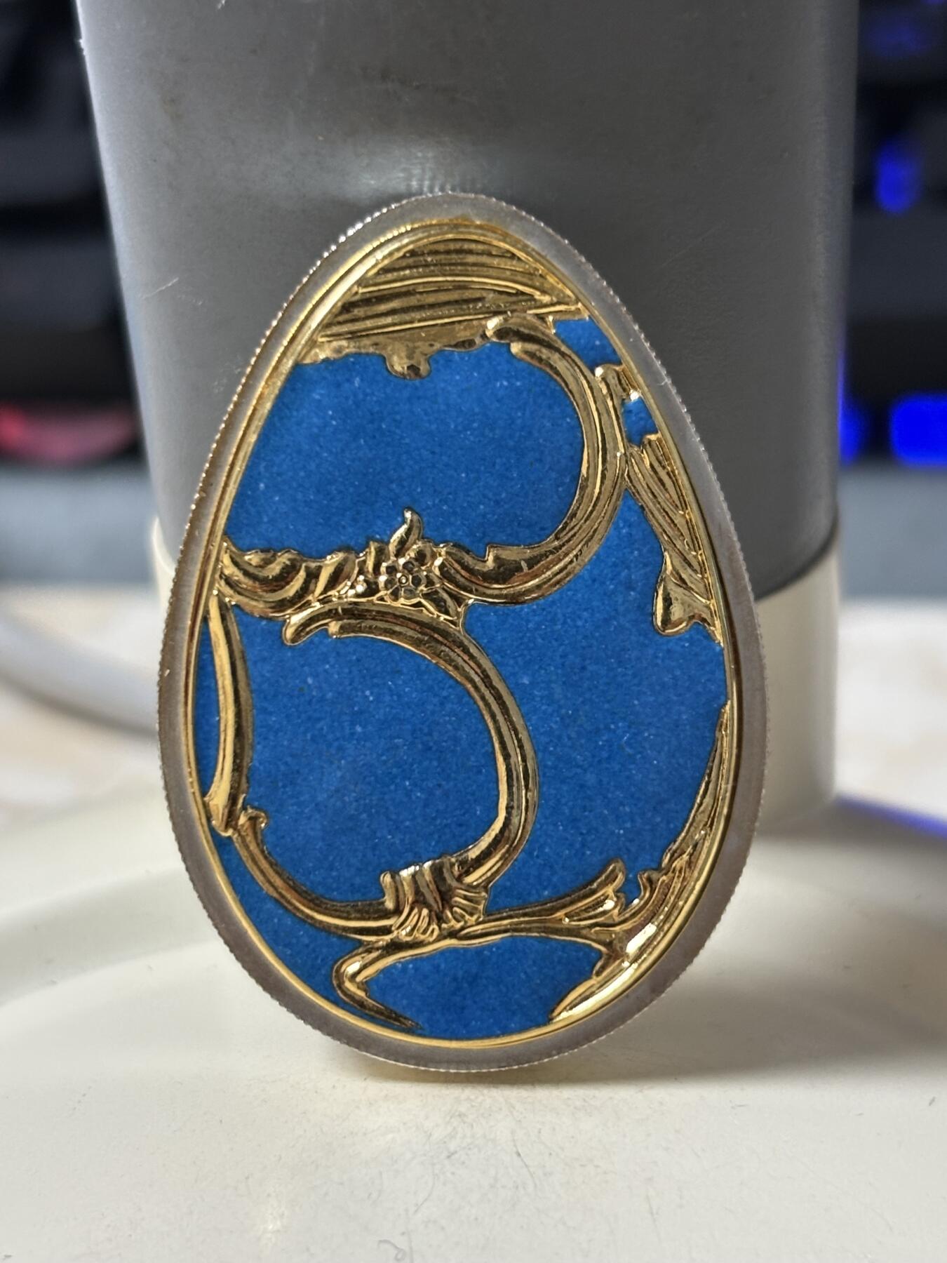 第184期拍卖 库克群岛2010年 皇家彩蛋系列-蓝色景泰蓝精制银币，  20克999银镀金，发行量：2500枚，有瑕疵，没有塑料盒