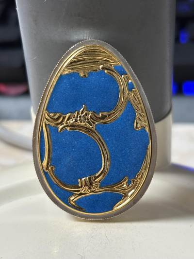 第184期拍卖 - 库克群岛2010年 皇家彩蛋系列-蓝色景泰蓝精制银币，  20克999银镀金，发行量：2500枚，有瑕疵，没有塑料盒