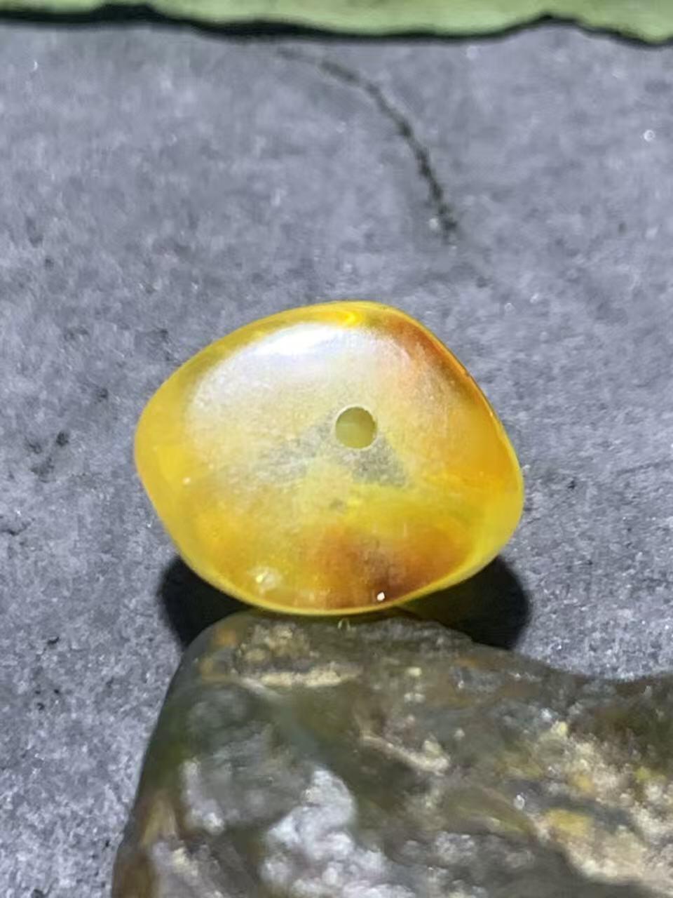 精美天然俄料蜜蜡随形散珠一颗，