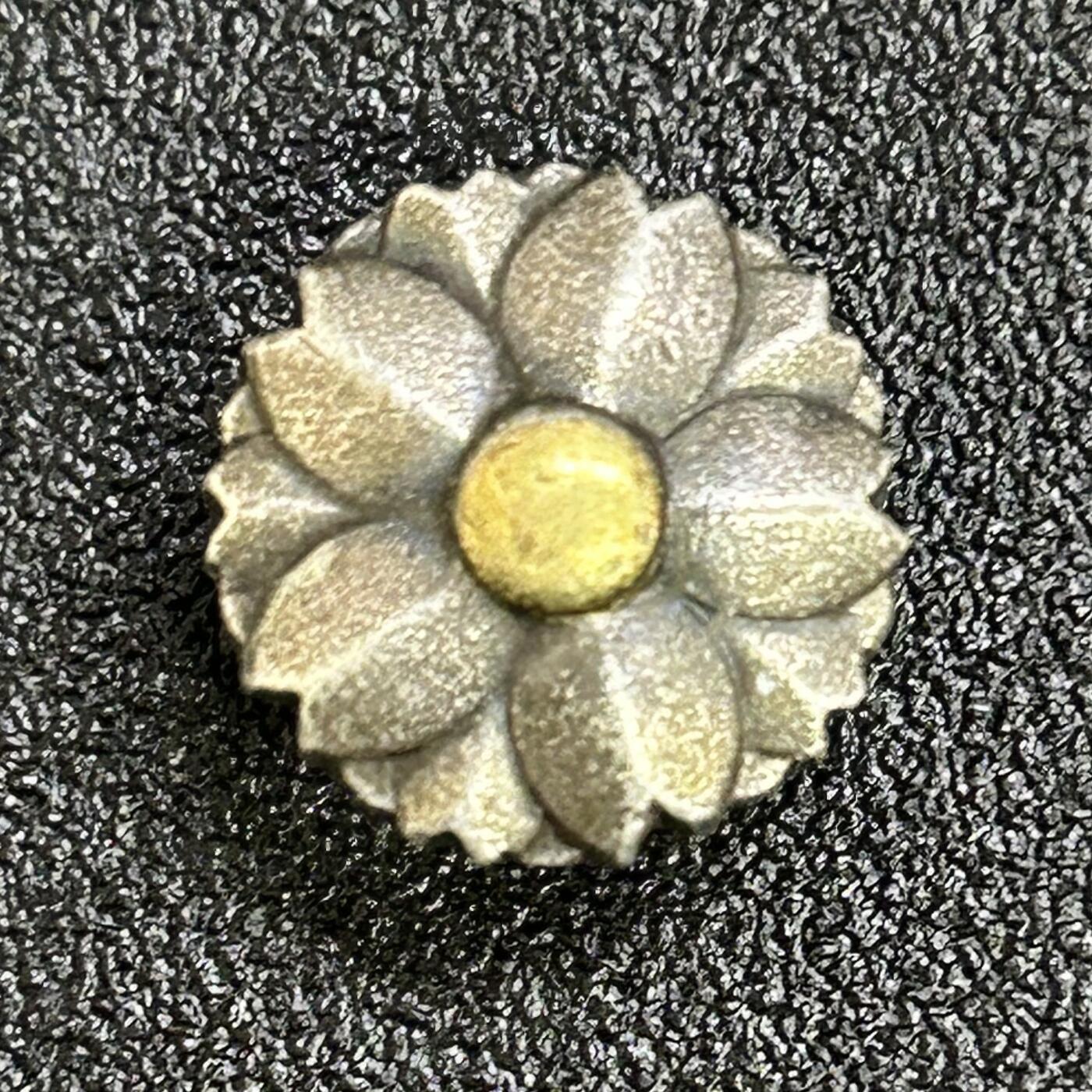 西秦中古拍卖第六十八期 不忘历史 抗战收藏 日本队友会证章  银制有银标 重3.7克