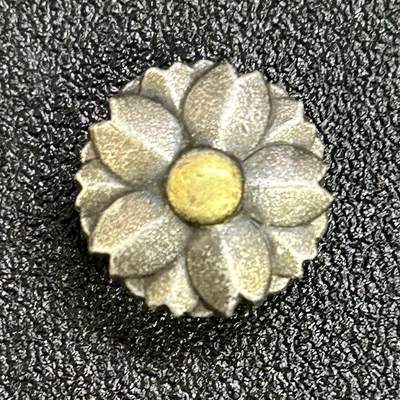 西秦中古拍卖第六十八期 - 不忘历史 抗战收藏 日本队友会证章  银制有银标 重3.7克