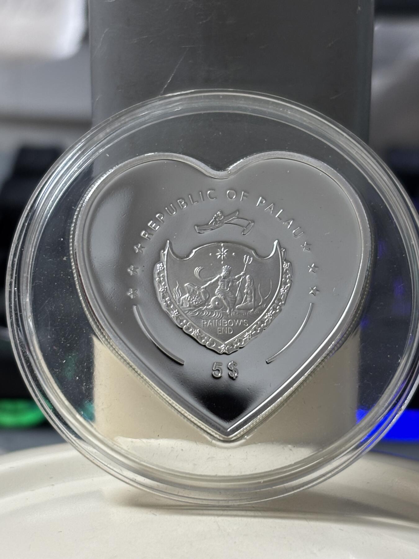 第184期拍卖 帕劳2007年把所有都给你心形镶嵌珍珠纪念银币，999银，25克，发行1997枚，有氧化