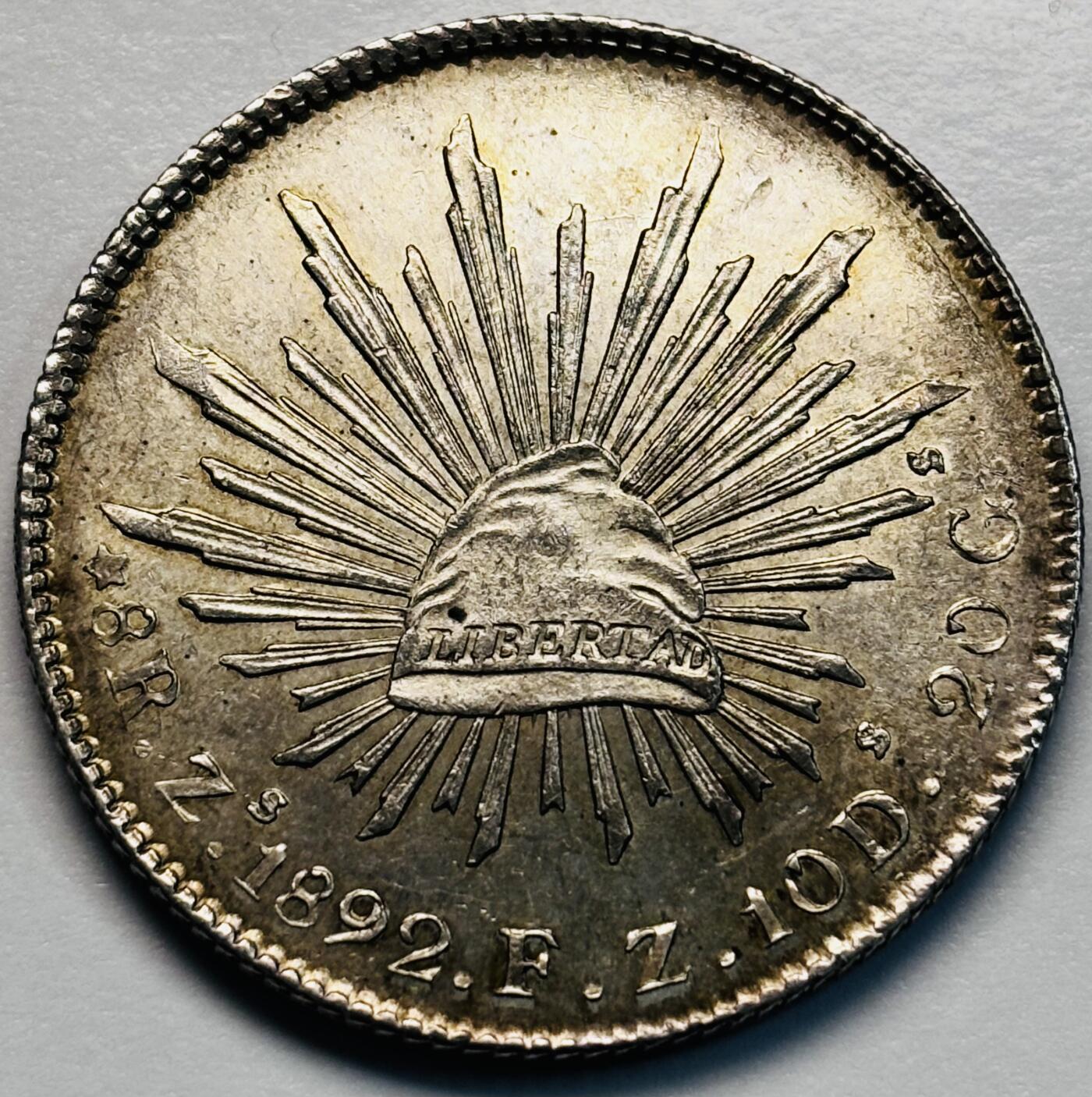 文馨钱币收藏第 283 场，【大雪鉴珍，寒英缀金】金银纪念币精品场，诚邀您的参与【长期接代拍品】 少见 1892 年墨西哥花边鹰洋 1 比索银元，金黄 AU 以上底板，个人感觉可以冲击 MS 分数，品相真的不错，几乎无磨损磕碰，详情看图