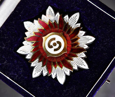 【俄甄集藏】2025年(045)12-03 星期三 晚 19:30 全场包邮 - 日本八幡制铁株式会社1950年-1970年（1950年由日本制铁分出，1970年再次合并）员工永年勤续银质大绶勋章，授予全勤退休老员工，直径：63mm，重量：65.7克，999银，稀少品种