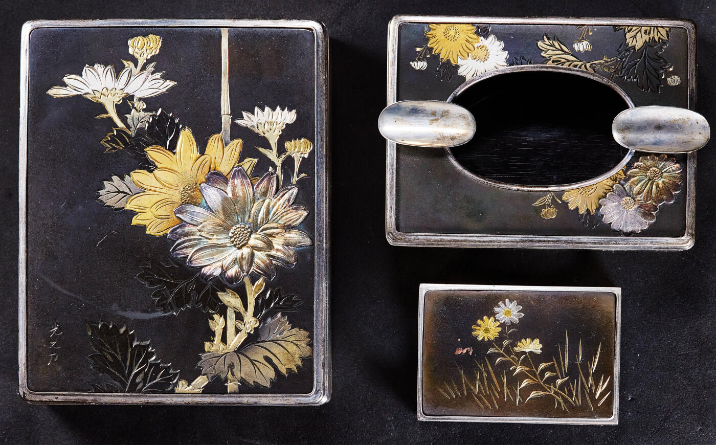 【俄甄集藏】2025年(045)12-03 星期三 晚 19:30 全场包邮 日本1930-1950年代簪花珐琅彩嵌银工艺古董烟具一套，工艺精湛，保存完好，分为烟丝盒、烟灰缸、火柴盒三件套，烟盒长：105mm，宽：85mm，高：35mm；烟灰缸长：85mm，宽：63mm，高：35mm；火柴盒长：56mm，宽：37mm，高：20mm，总重量：320.5克，收藏及实用佳品