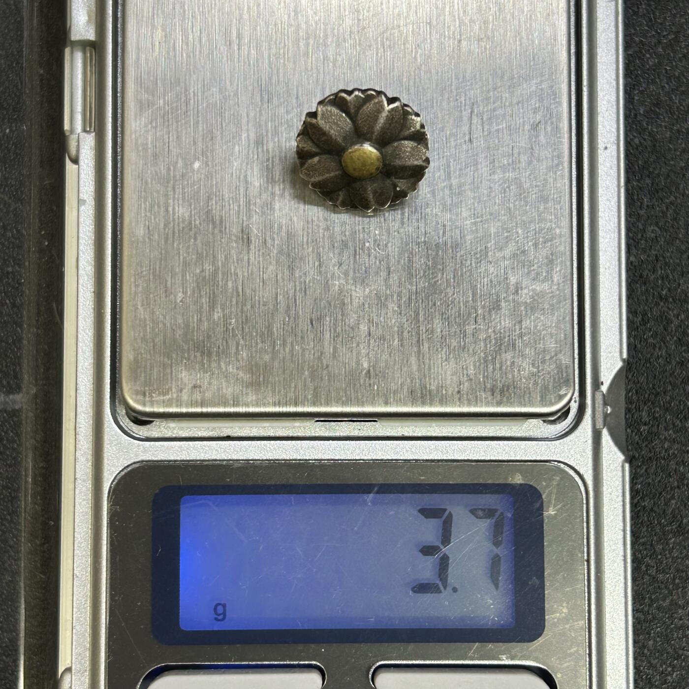 西秦中古拍卖第六十八期 不忘历史 抗战收藏 日本队友会证章  银制有银标 重3.7克