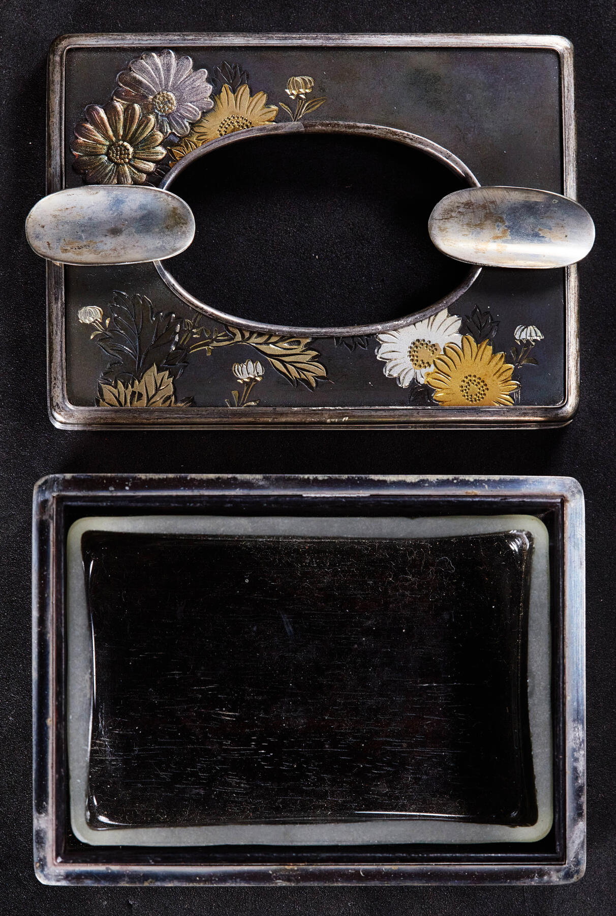 【俄甄集藏】2025年(045)12-03 星期三 晚 19:30 全场包邮 日本1930-1950年代簪花珐琅彩嵌银工艺古董烟具一套，工艺精湛，保存完好，分为烟丝盒、烟灰缸、火柴盒三件套，烟盒长：105mm，宽：85mm，高：35mm；烟灰缸长：85mm，宽：63mm，高：35mm；火柴盒长：56mm，宽：37mm，高：20mm，总重量：320.5克，收藏及实用佳品